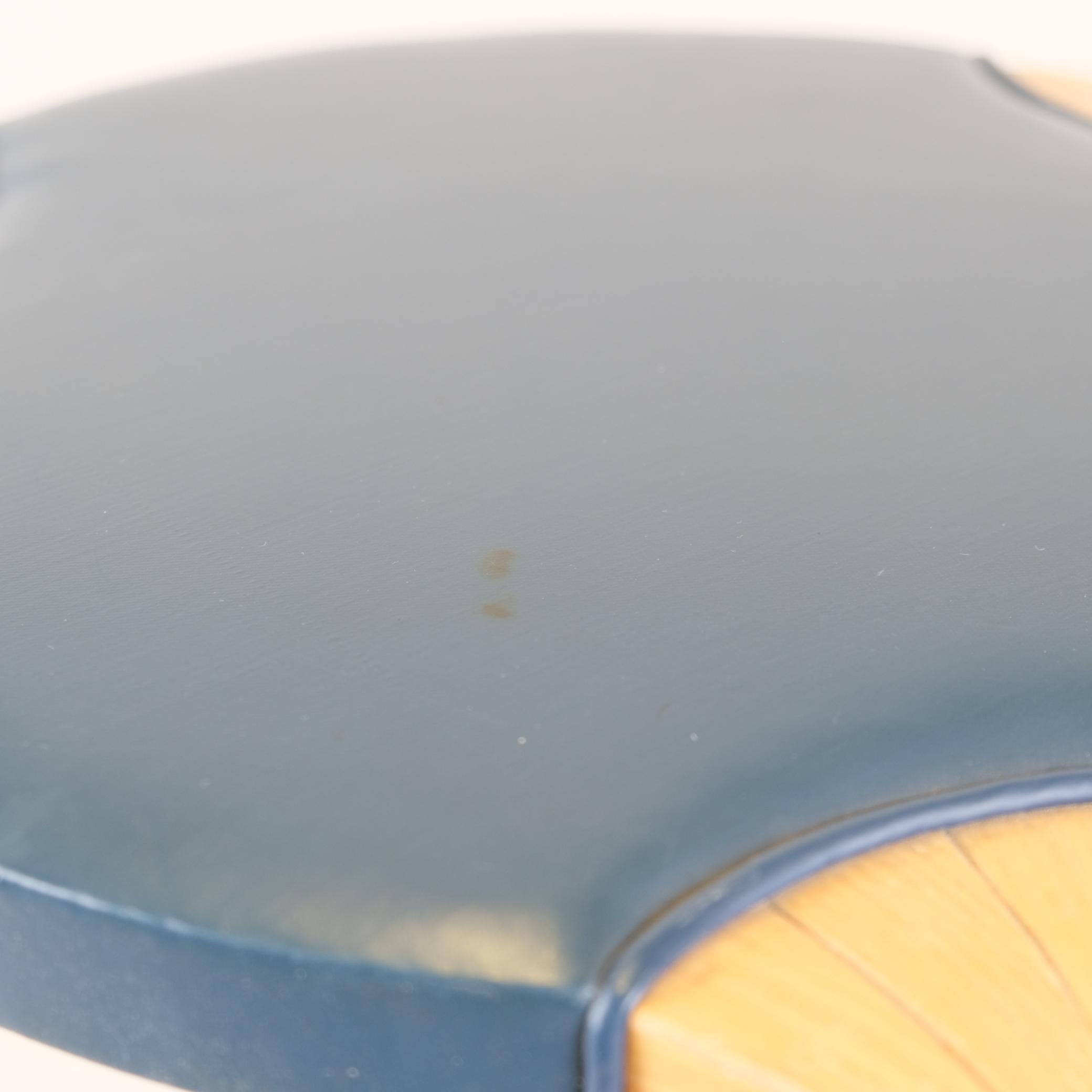 Raro taburete X600 de Alvar Aalto para Artek en cuero azul original y abedul, años 50 mediados del siglo XX en venta