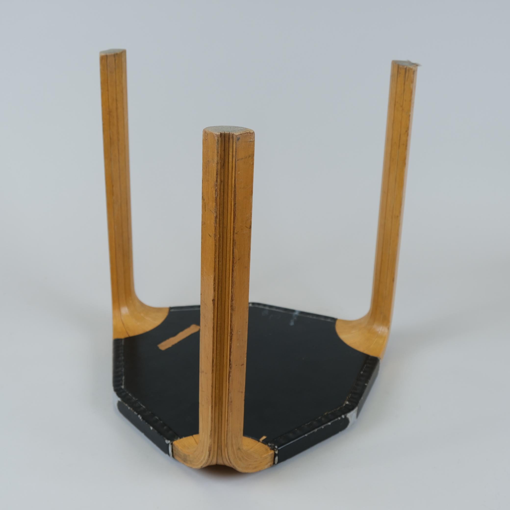 Raro sgabello Alvar Aalto X602 con gamba a ventaglio e pelle nera, Artek anni '50 in vendita 4