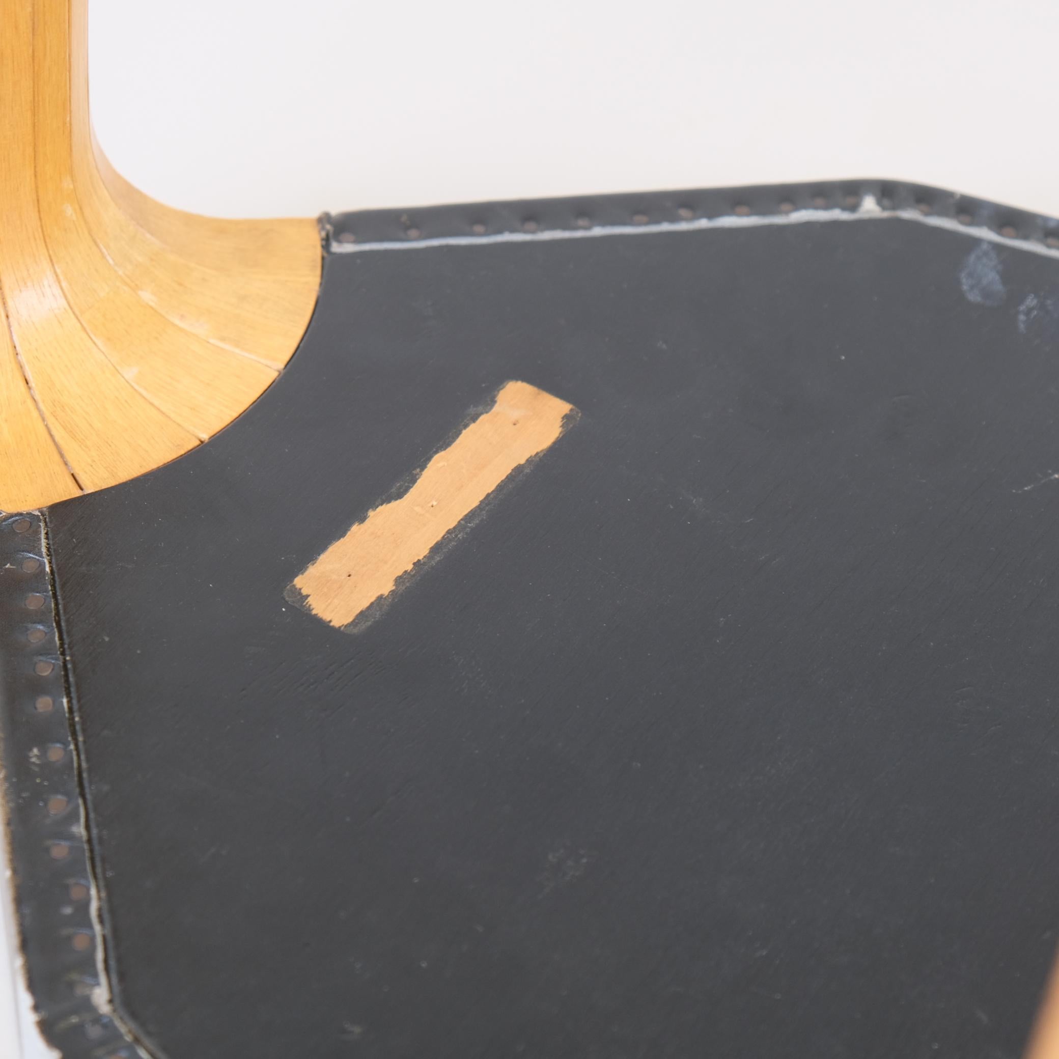 Raro sgabello Alvar Aalto X602 con gamba a ventaglio e pelle nera, Artek anni '50 in vendita 5