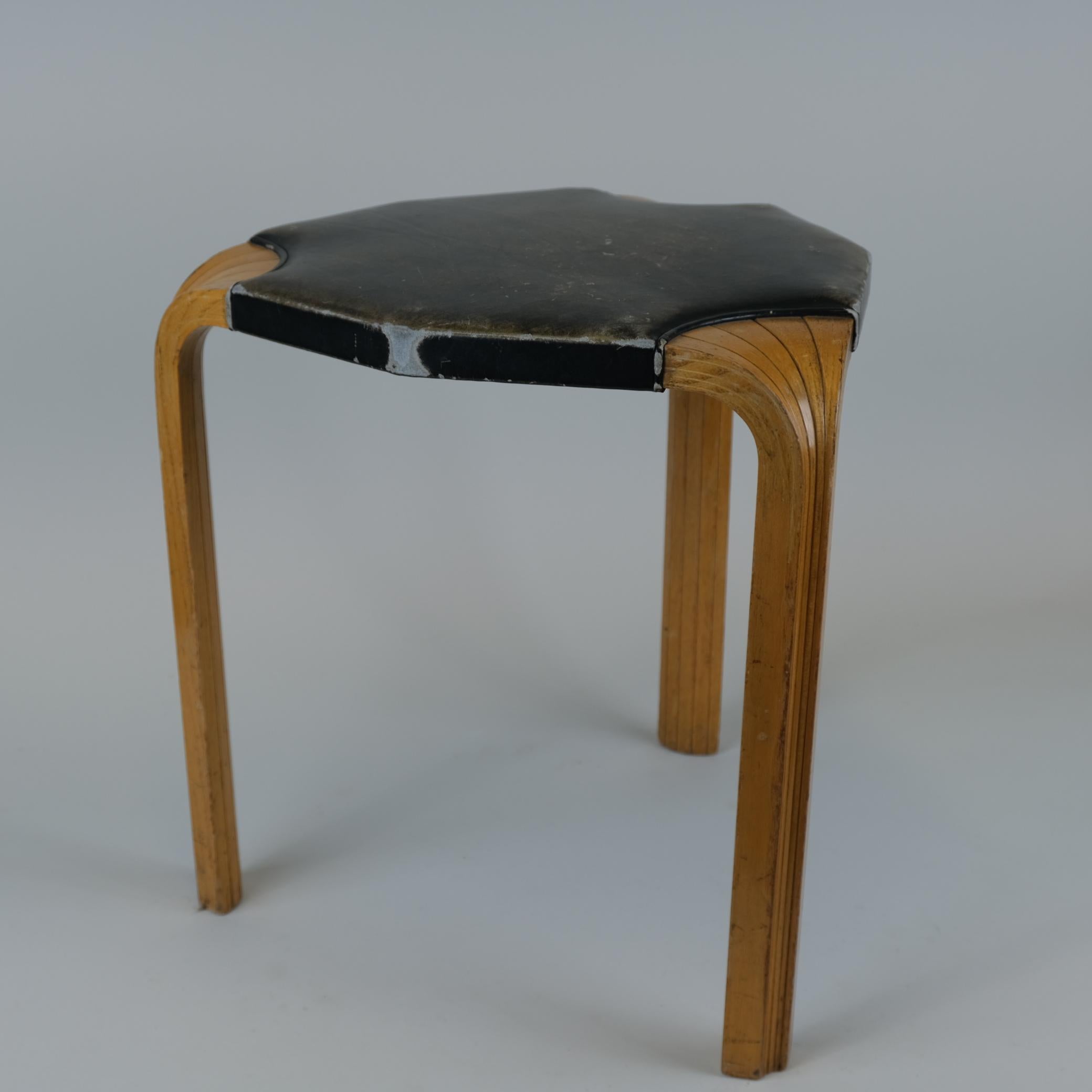 Scandinavo moderno Raro sgabello Alvar Aalto X602 con gamba a ventaglio e pelle nera, Artek anni '50 in vendita