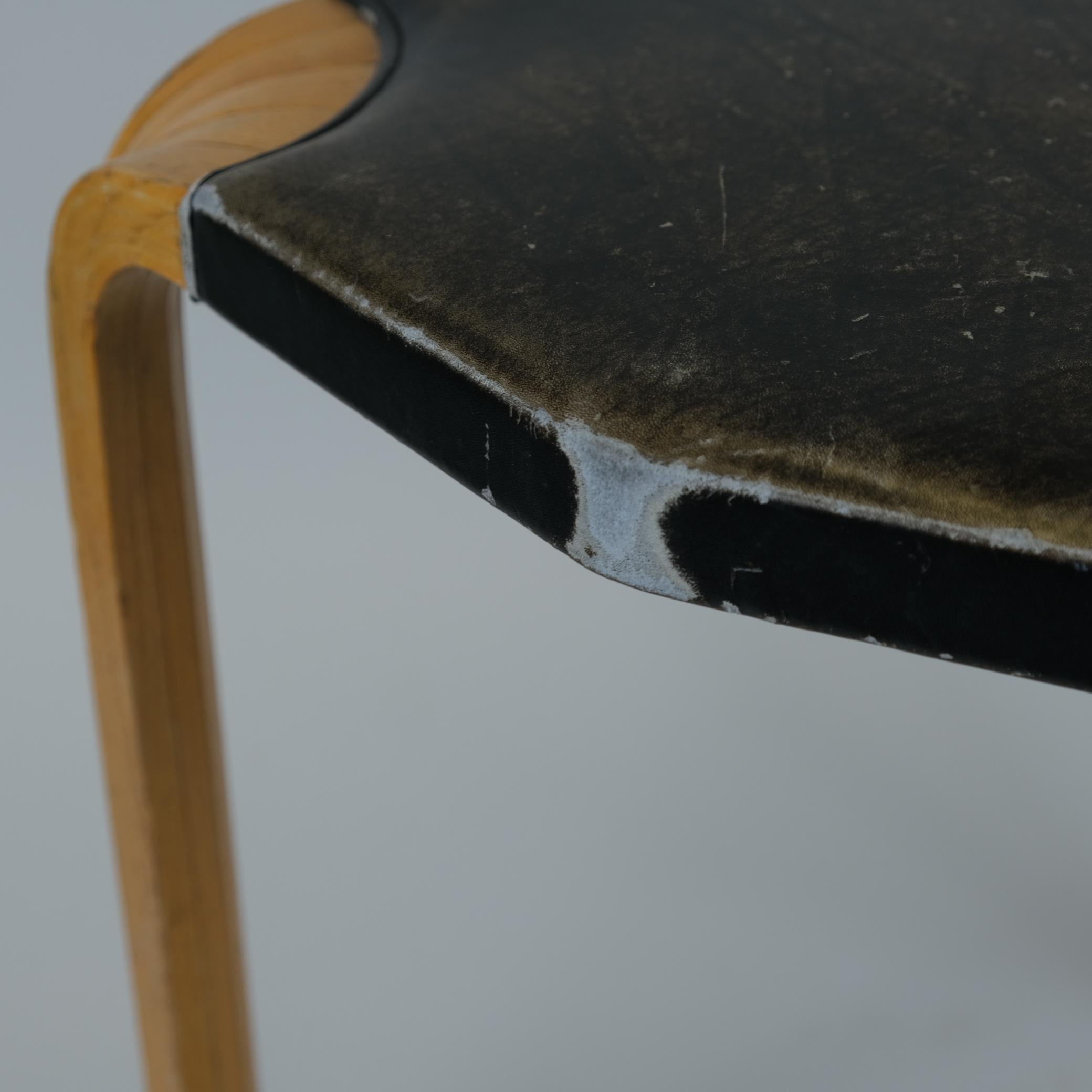 Finlandese Raro sgabello Alvar Aalto X602 con gamba a ventaglio e pelle nera, Artek anni '50 in vendita
