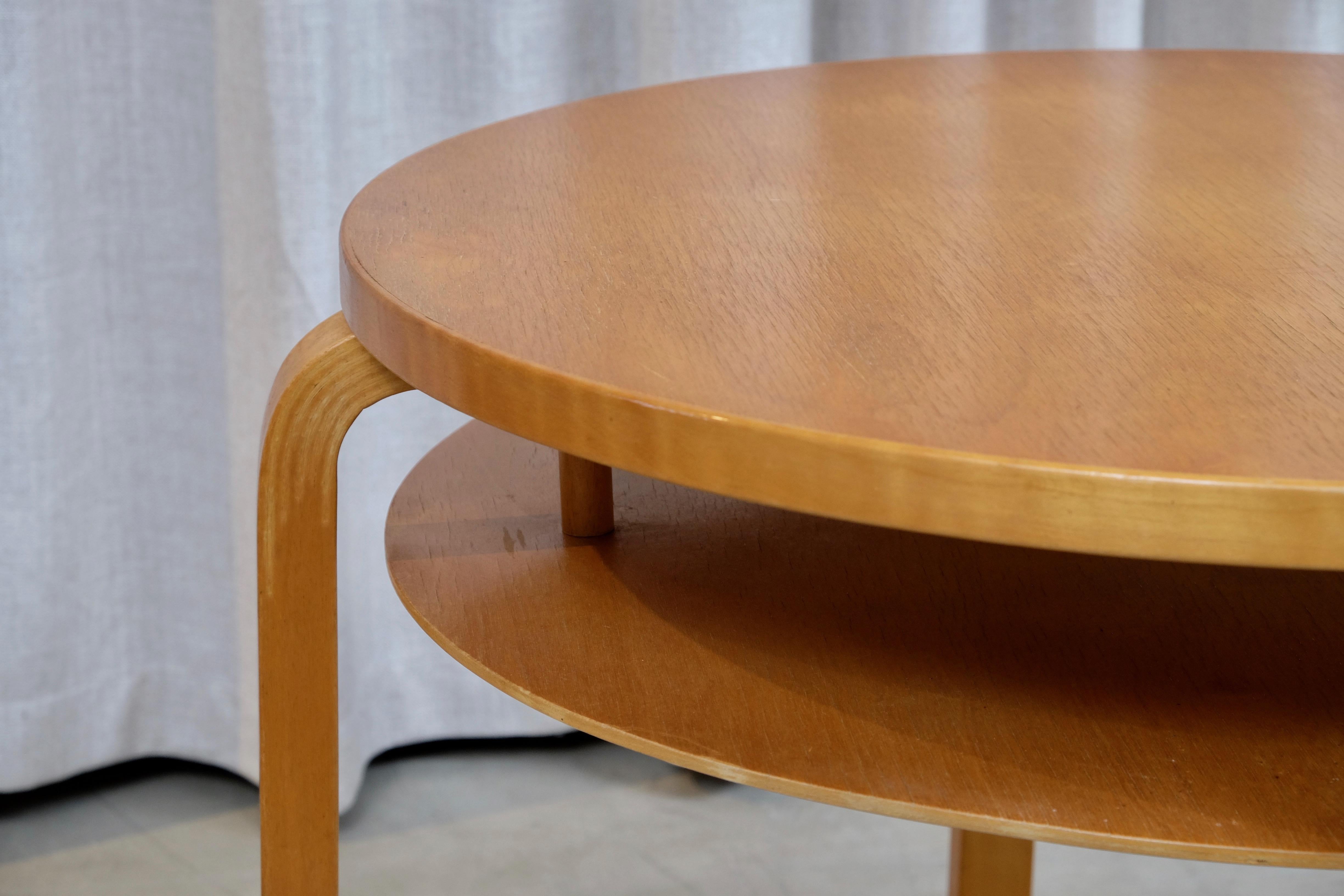 Alvar Aalto's innovative L-leg coffee table, double coffee table designed 1933. Elegant low birch table with its clever magazine shelf.
Produced by Artek in Hedemora late 1940s. (in production between 1946-1956 in Sweden by Artek due to WW2 in