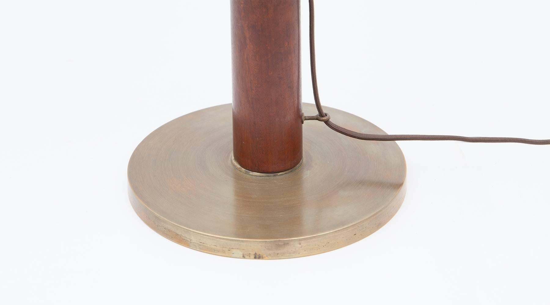 European Midcentury-modern Table Lamp with wood and brass by Alvaro Siza In Excellent Condition In Frankfurt, Hessen, DE