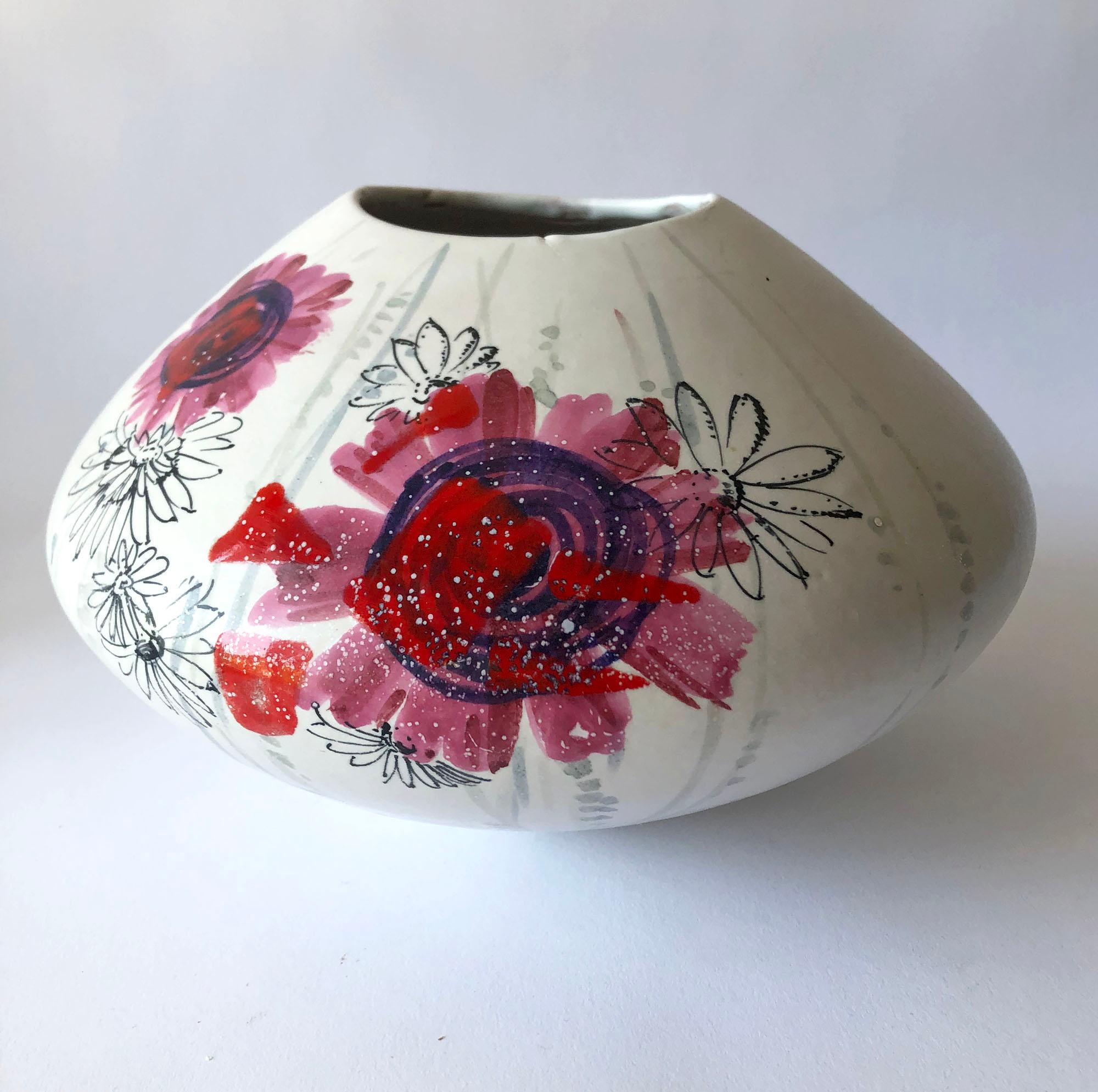 Rare vase en forme de soucoupe volante créé par Alvino Bagni pour Raymor, Italie ; vase avec motif floral. La pièce mesure 6