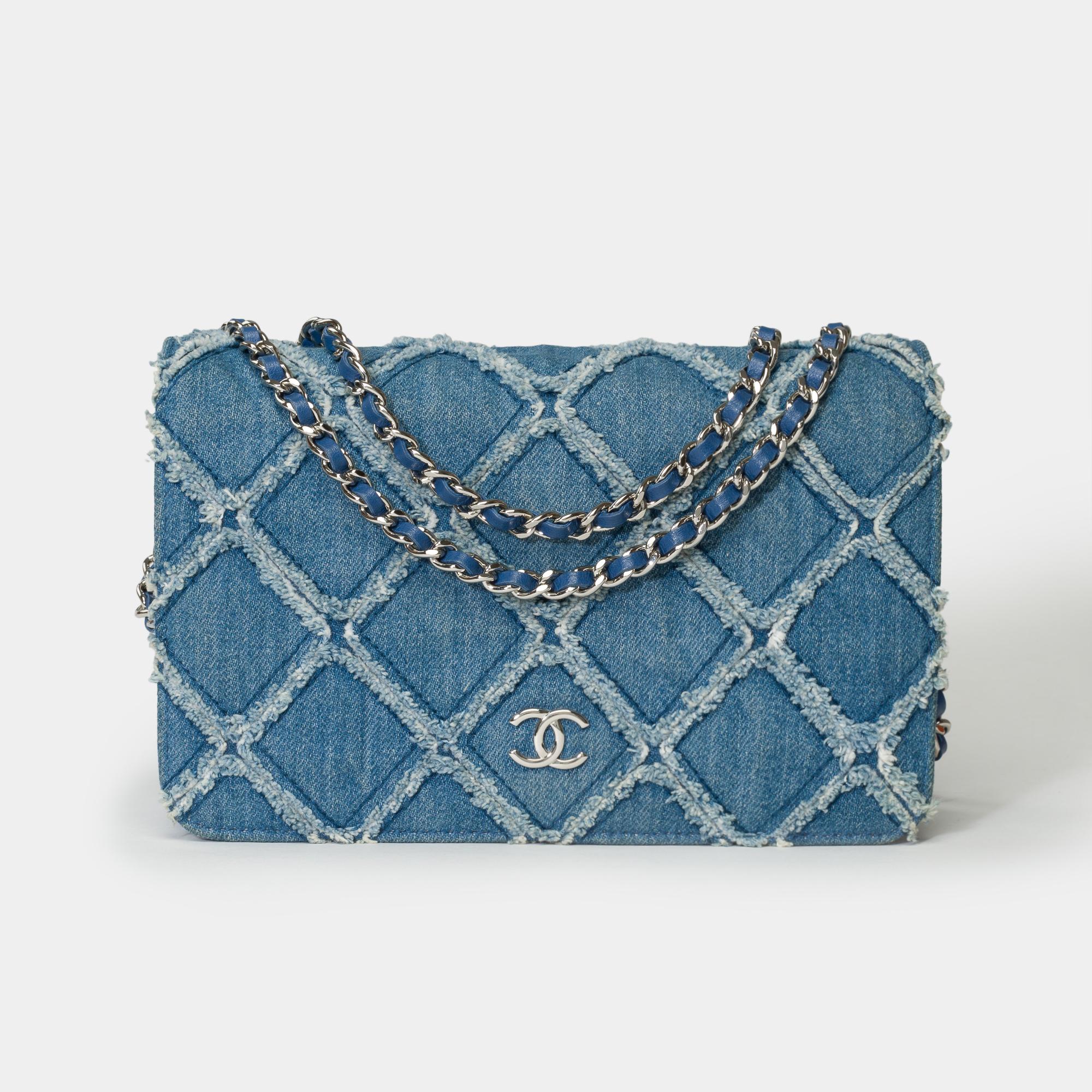 Exceptional​ ​&​ ​Rare​ ​Chanel​ ​Wallet​ ​On​ ​Chain​ ​(WOC)​ ​shoulder​ ​bag​ ​in​ ​blue​ ​denim​ ​with​ ​cross​ ​straps,​ ​silver​ ​metal​ ​trim,​ ​a​ ​shoulder​ ​strap​ ​in​ ​silver​ ​metal​ ​interlaced​ ​with​ ​blue​ ​leather​ ​allowing​ ​a​