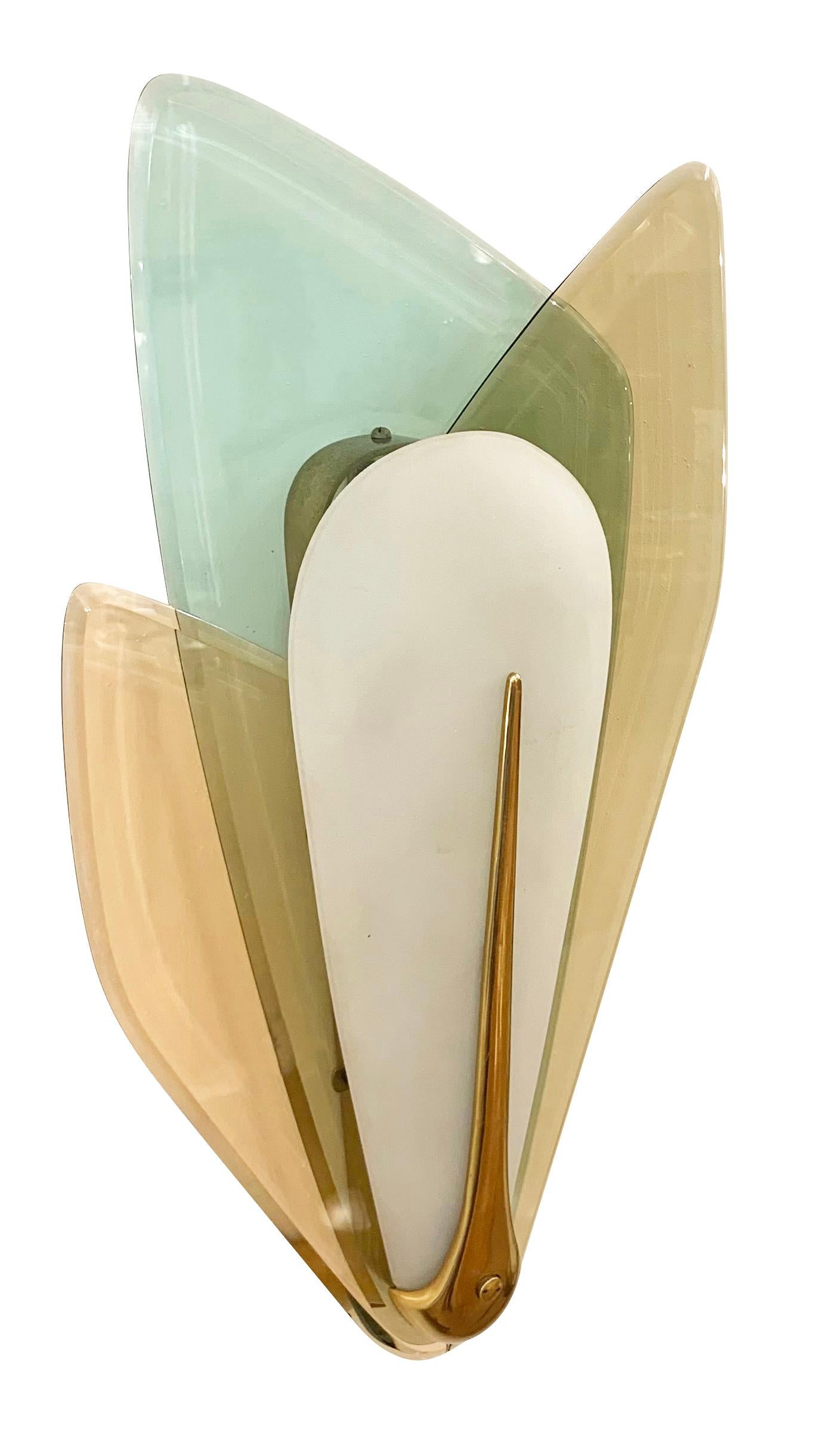 Seltene Wandleuchten mit bernsteinfarbenen und türkisfarbenen Gläsern, entworfen von Max Ingrand für Fontana Arte. Die Lichtquellen werden durch einen umgekehrten, tropfenförmigen, mattierten Glasschirm verdeckt. Hardware aus Messing.

Zustand: