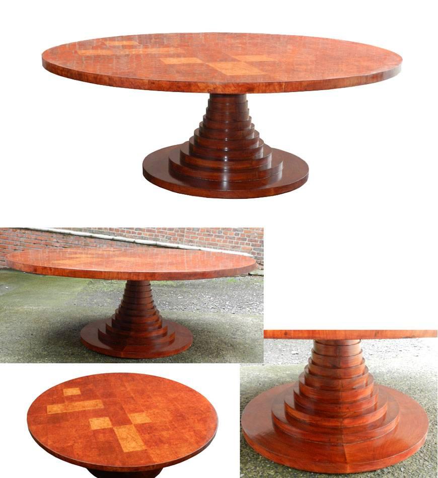 Rare veneering amboyna burl table. Central leg. Very large top (200 cm diameter). Italie, circa 1960-1970.
 