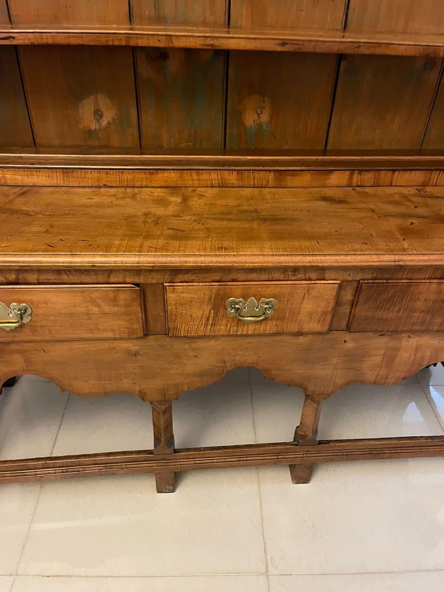 Rare commode et étagère américaine ancienne de qualité George III en bois d'érable massif en vente 5