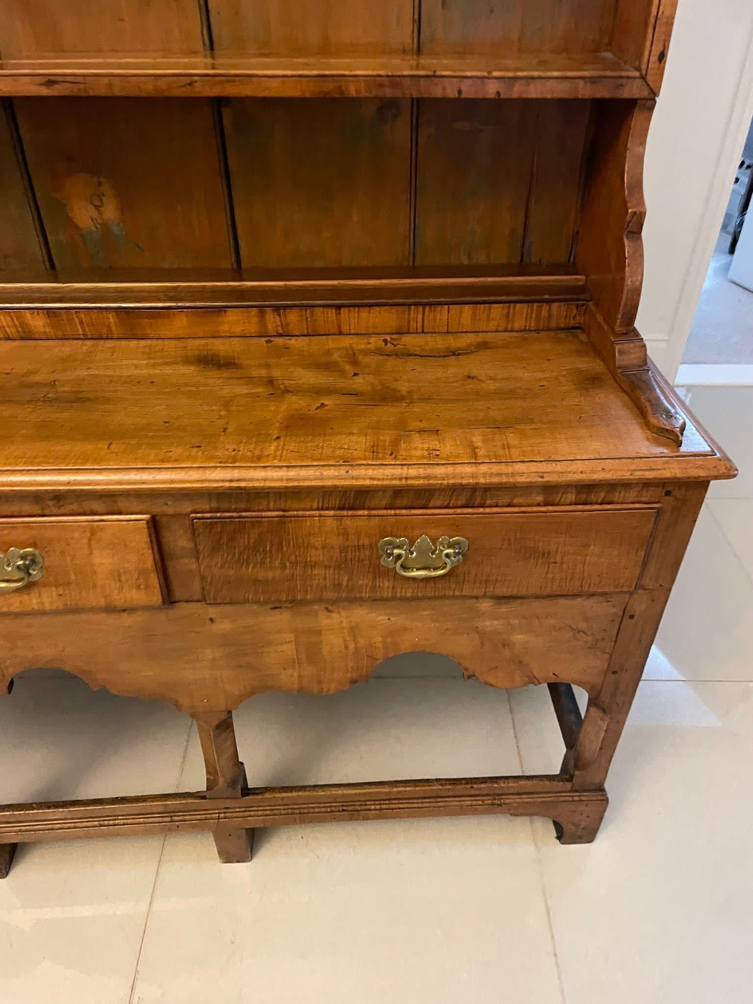 Rare commode et étagère américaine ancienne de qualité George III en bois d'érable massif en vente 6