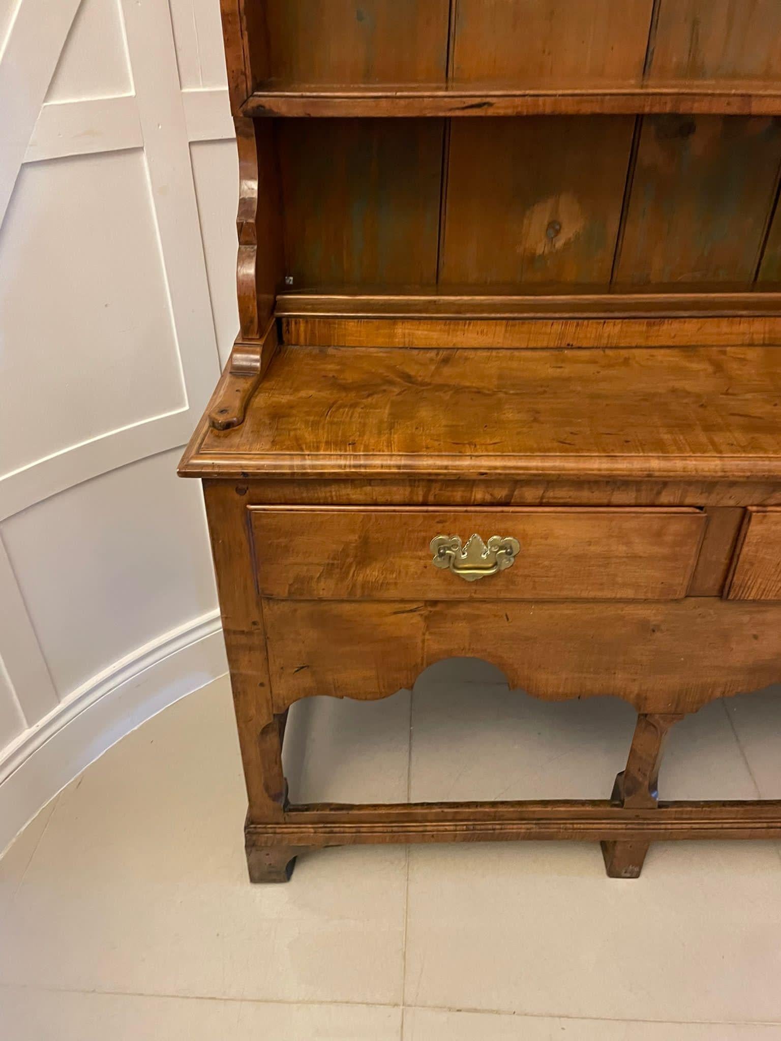Rare commode et étagère américaine ancienne de qualité George III en bois d'érable massif en vente 8