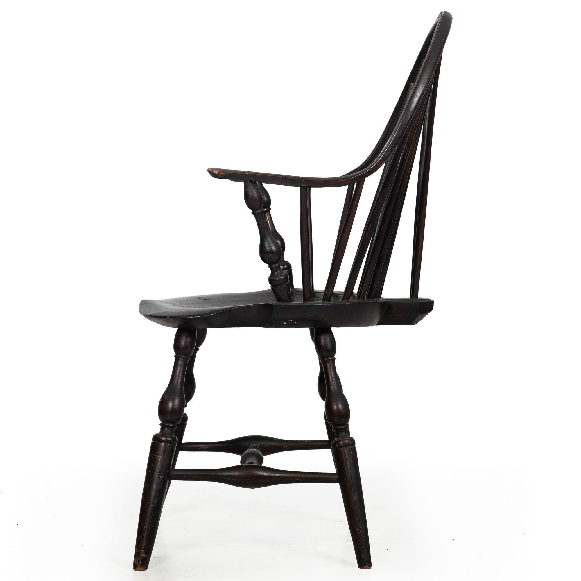 Rare American Brace-Back Continuous Arm Windsor Chair, New York ca. 1790 In Good Condition In Shippensburg, PA