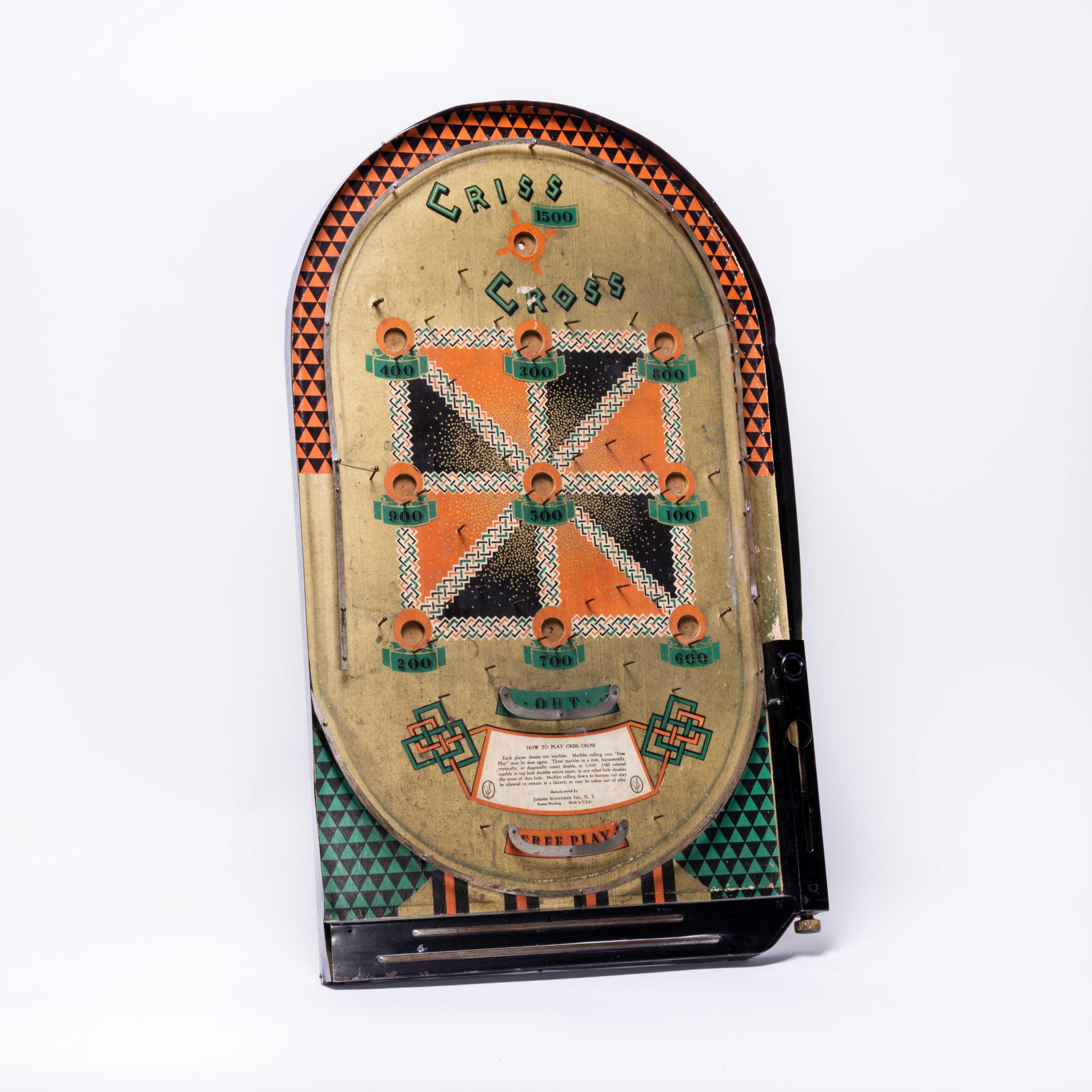 Raro flipper americano della metà del secolo scorso - Bagatelle. 

Flipper ancora perfettamente funzionante. Prodotto in America. Venduto come articolo decorativo ma in condizioni di funzionamento ragionevoli per un gioco di bagatelle molto antico,