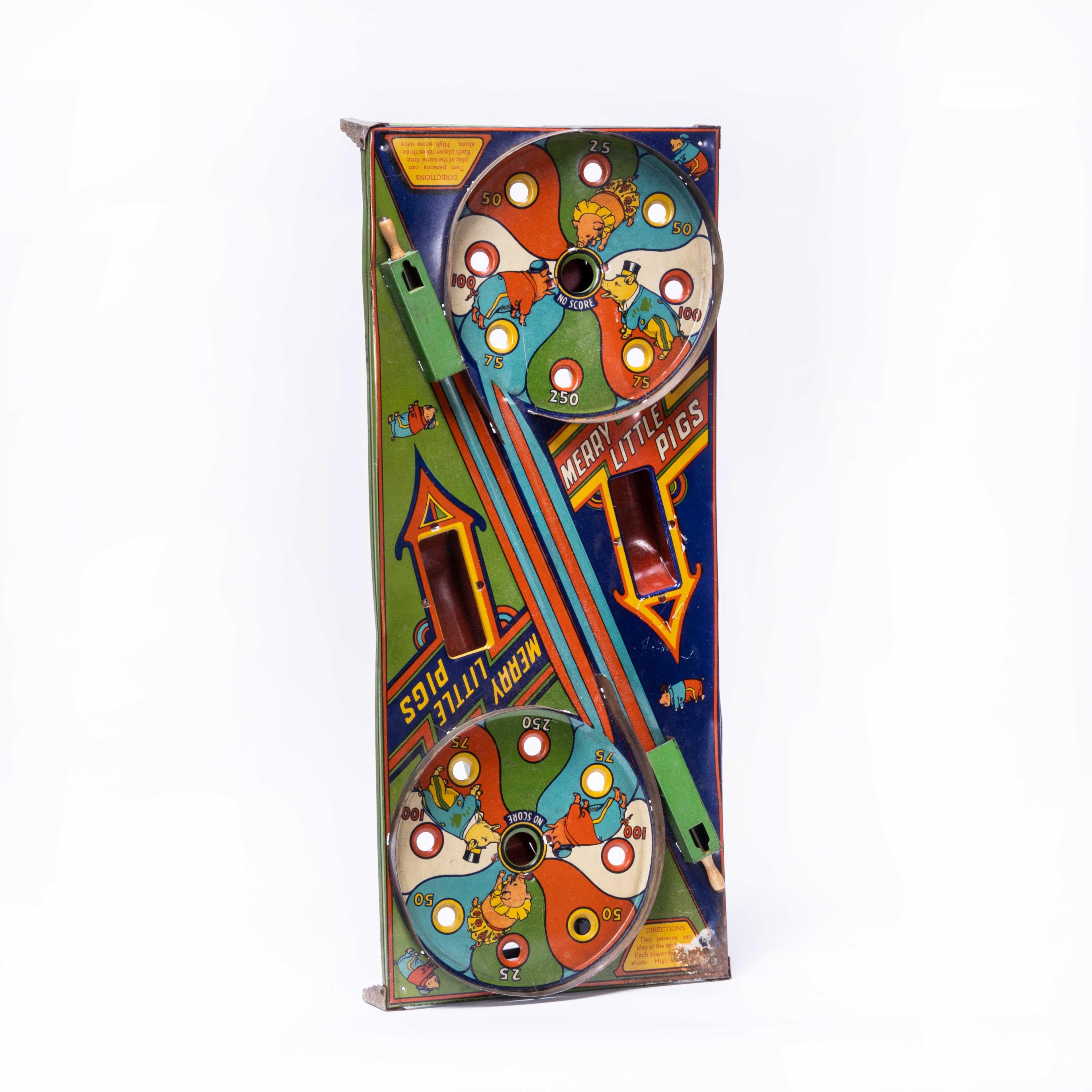 Raro flipper americano di metà secolo Merry Little Pigs - Bagatelle. 
Flipper ancora perfettamente funzionante. Prodotto in America. Venduto come articolo decorativo ma in condizioni di funzionamento ragionevoli per un gioco di bagatelle molto