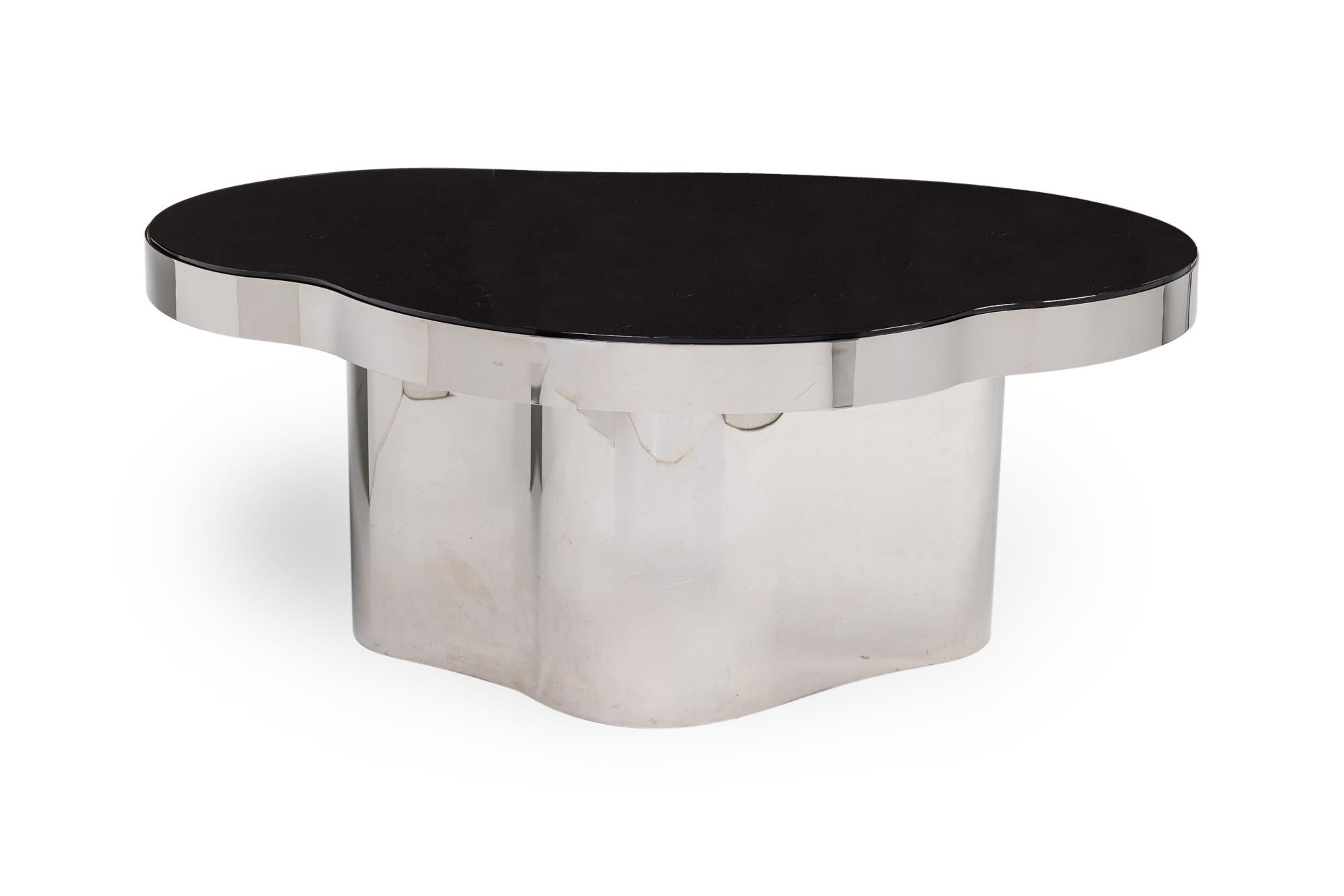 Table de petit déjeuner de forme libre, de style moderne américain (vers 1980), composée d'une base et d'un plateau en acier réfléchissant de forme organique et incurvée, avec un rebord encastré pour accueillir un plateau en verre noir teinté (KARL