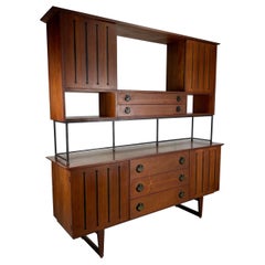 Seltene amerikanische modernistische Nussbaum/Eisen-Credenza:: Hutch:: Raumteiler:: Spade Pulls