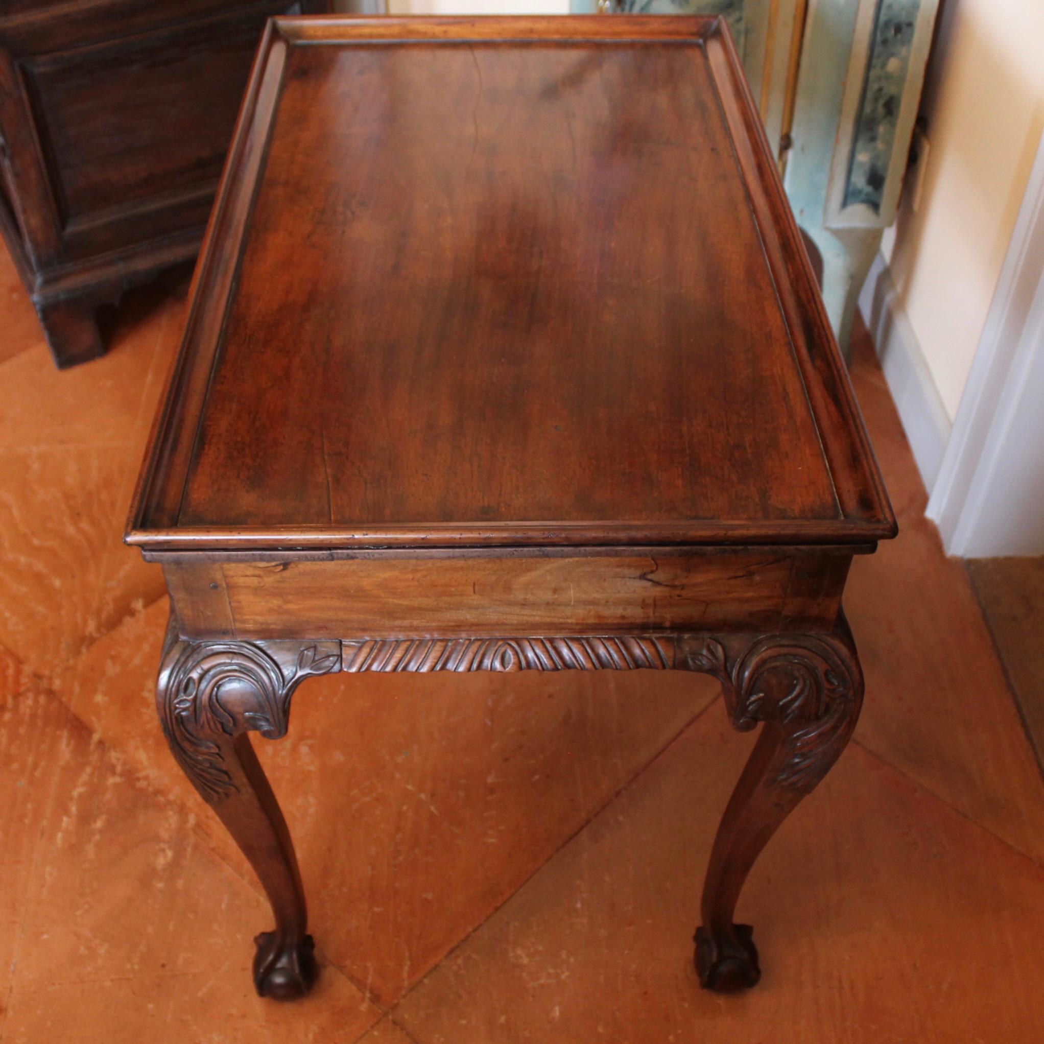 Hand-Carved Rare American (New York)  Chippendale Mahogany Tray Top Tea Table, 18th Century For Sale