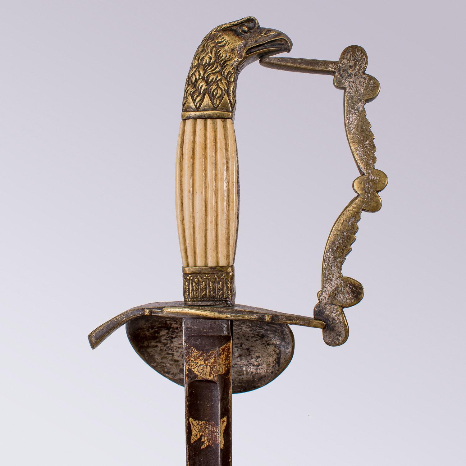 Il s'agit d'une épée d'officier américaine très rare qui date de la période précédant la guerre civile américaine.

L'épée a une lame droite de 79 cm à dos plat, contre-tranchant et gouttière avec une patine et des gravures dorées sur le tiers. Les