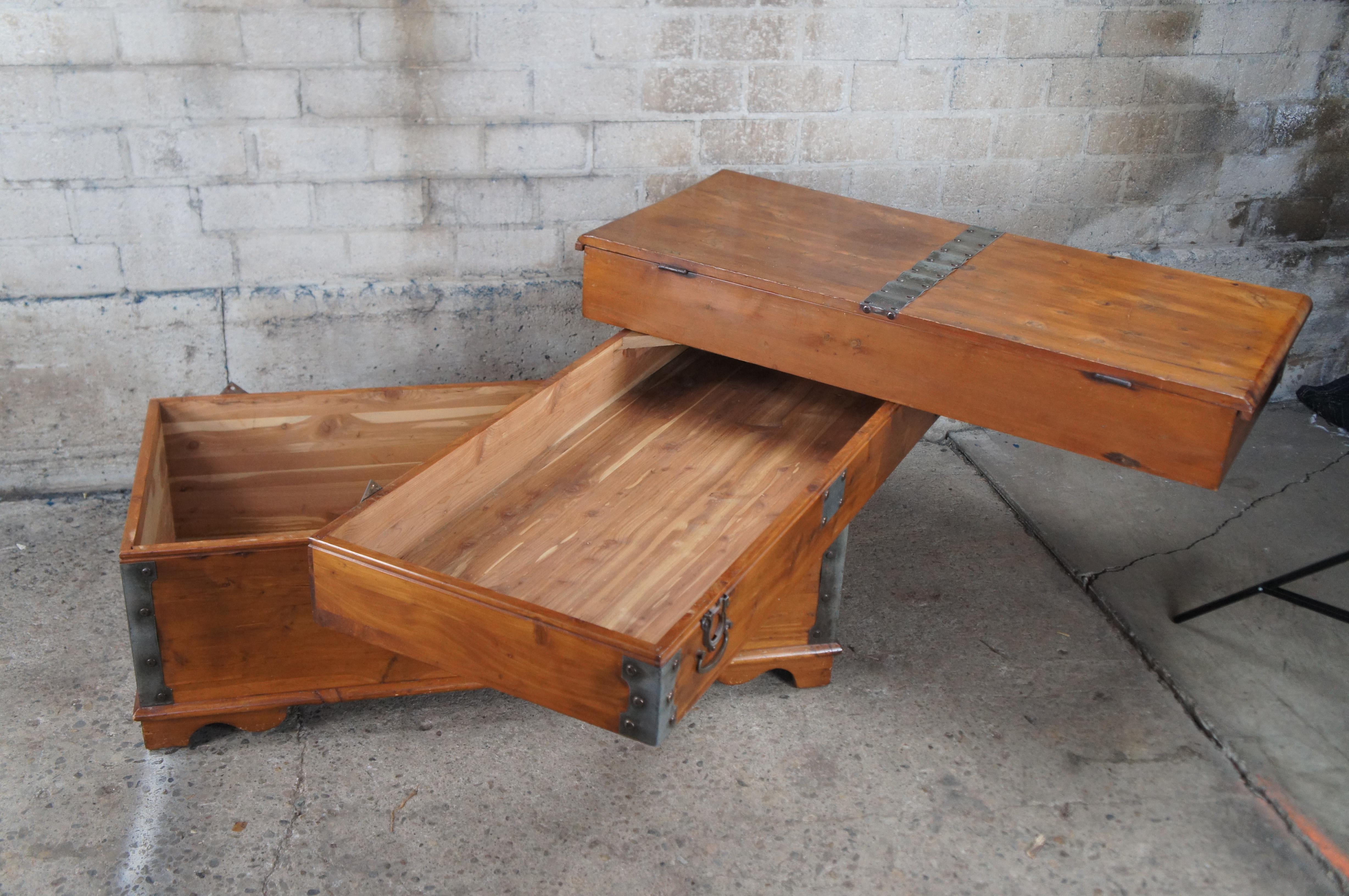Rare coffre de rangement pour couvertures pivotantes empilable à bandes en pin américain de 45 pouces Bon état - En vente à Dayton, OH