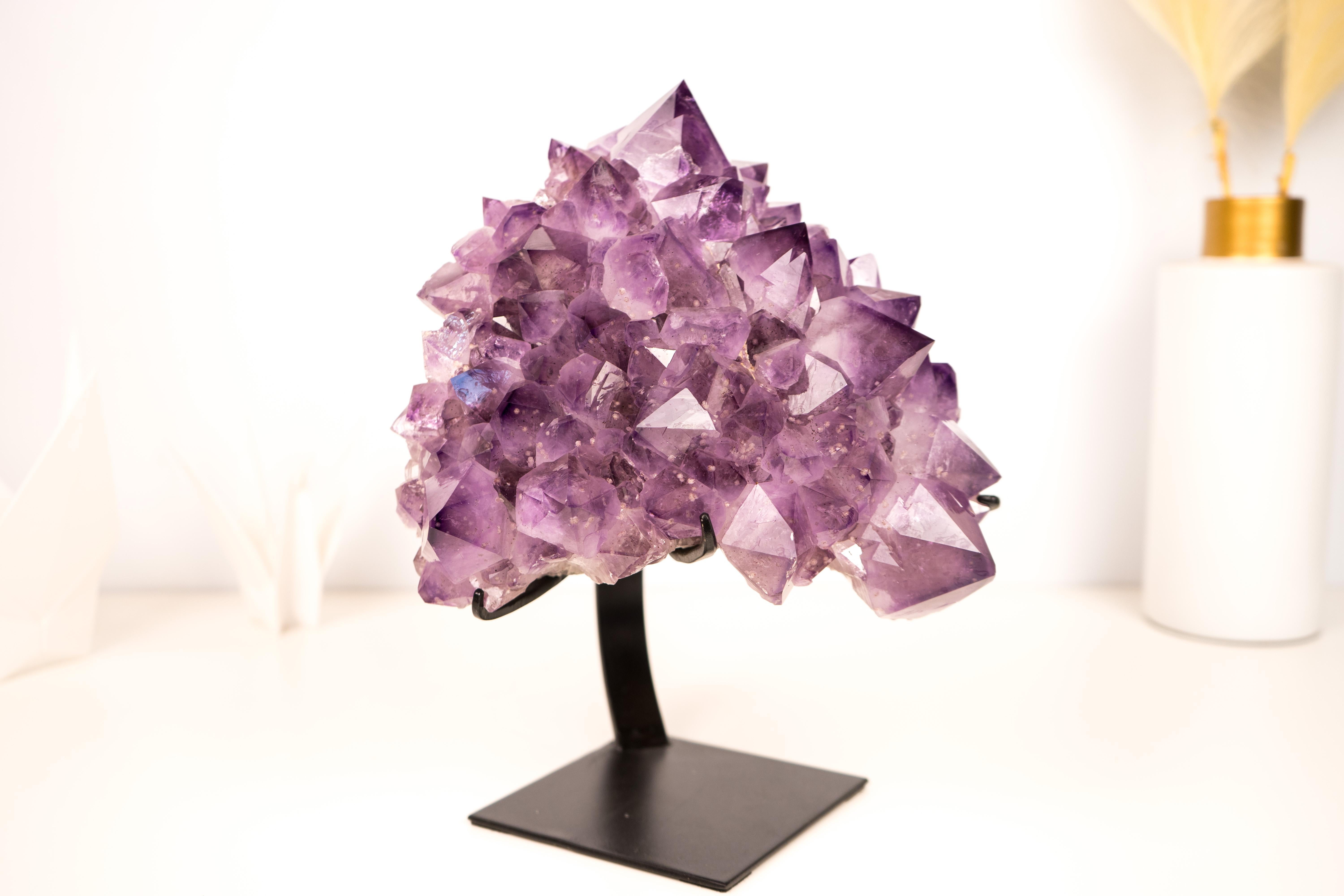 Atemberaubende große Amethyst Cluster mit schönen Flower Formation - All-Natural & unbehandelt aus Brasilien

▫️ Beschreibung
Haben Sie jemals einen Amethyst-Cluster mit einer perfekten Blütenformation, großen lavendelfarbenen Spitzen und einer