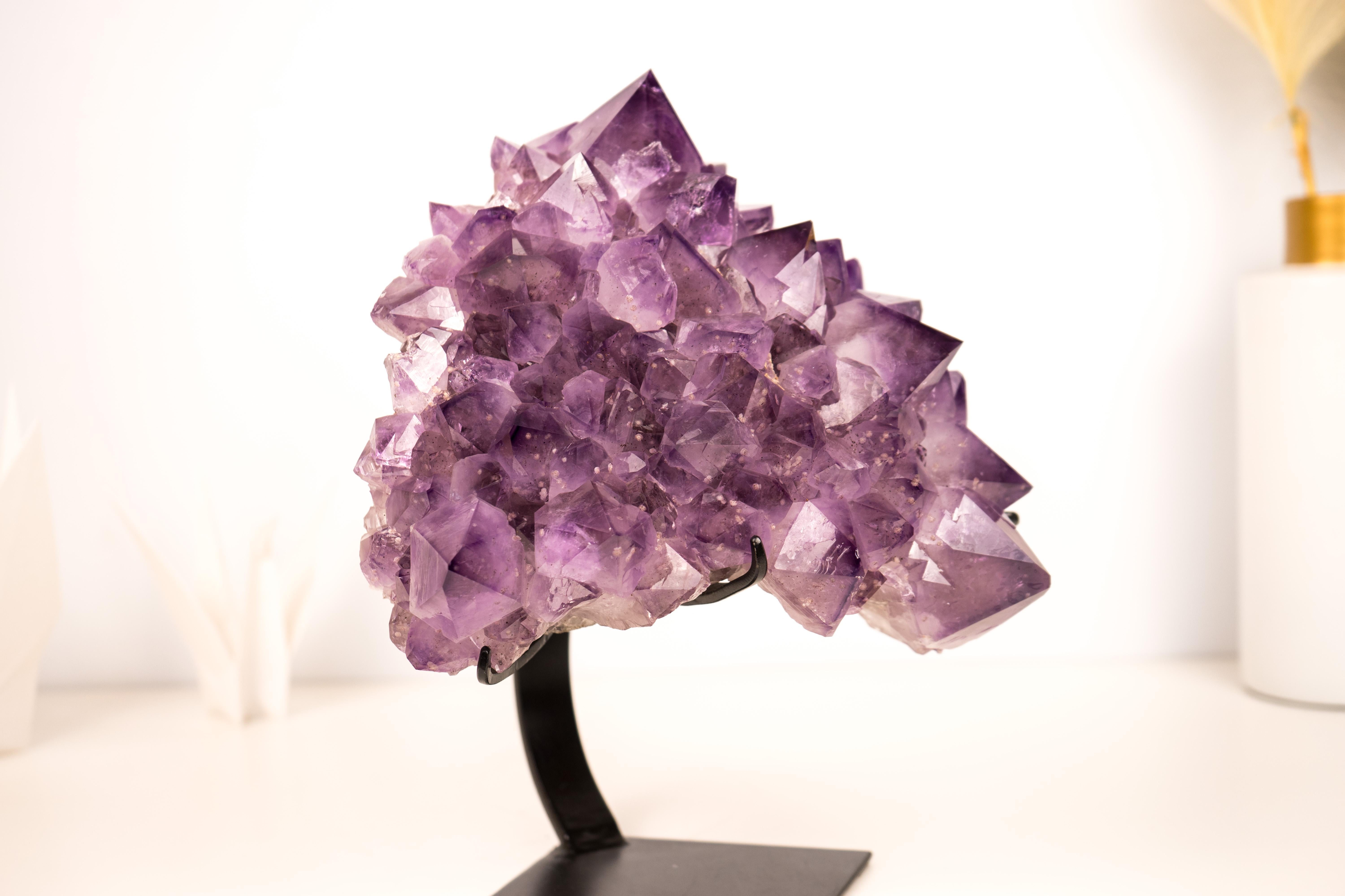 Seltener Amethyst-Blumen-Cluster mit großem, lavendelfarbenem und lila Amethyst (21. Jahrhundert und zeitgenössisch) im Angebot