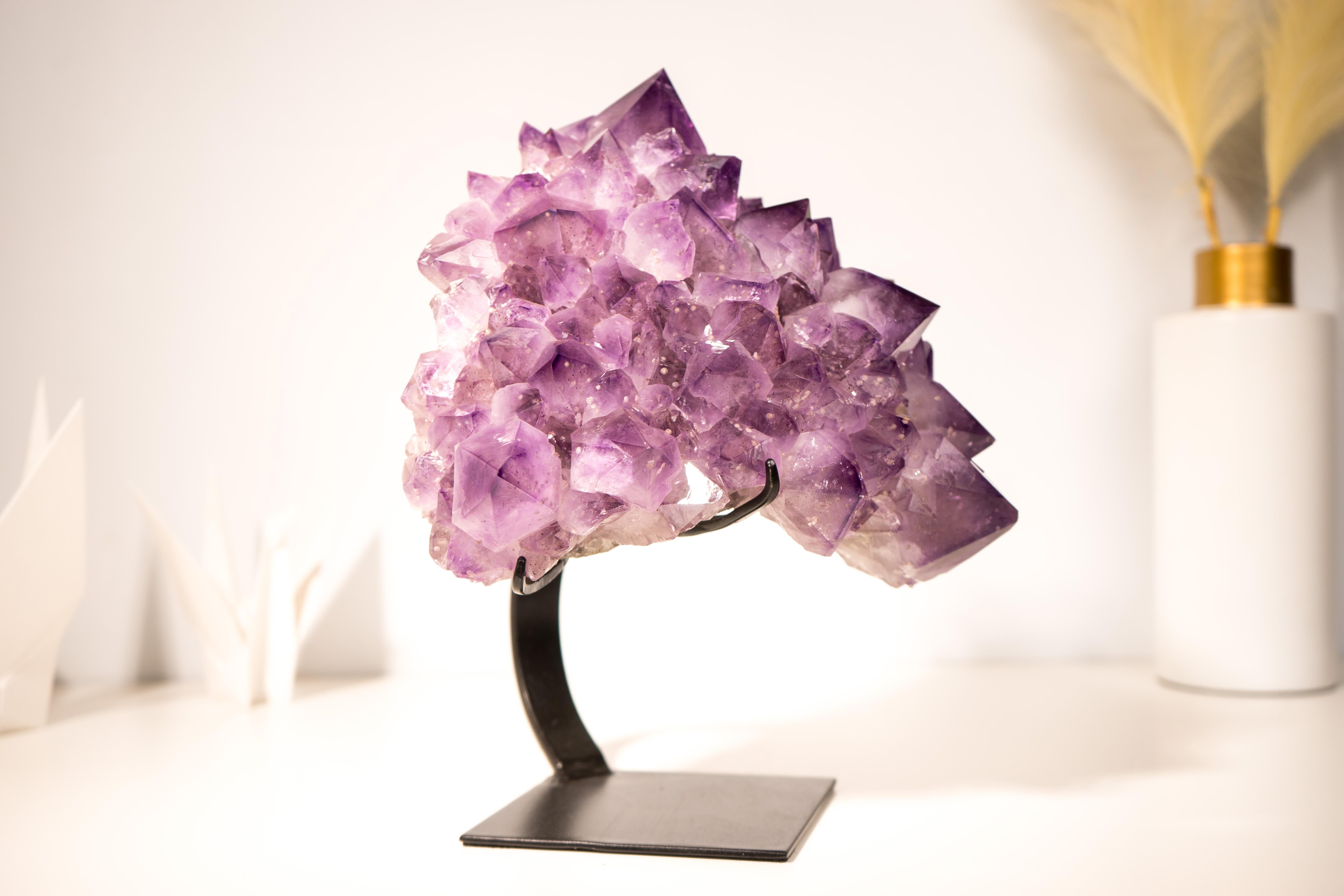 Seltener Amethyst-Blumen-Cluster mit großem, lavendelfarbenem und lila Amethyst (Kristall) im Angebot