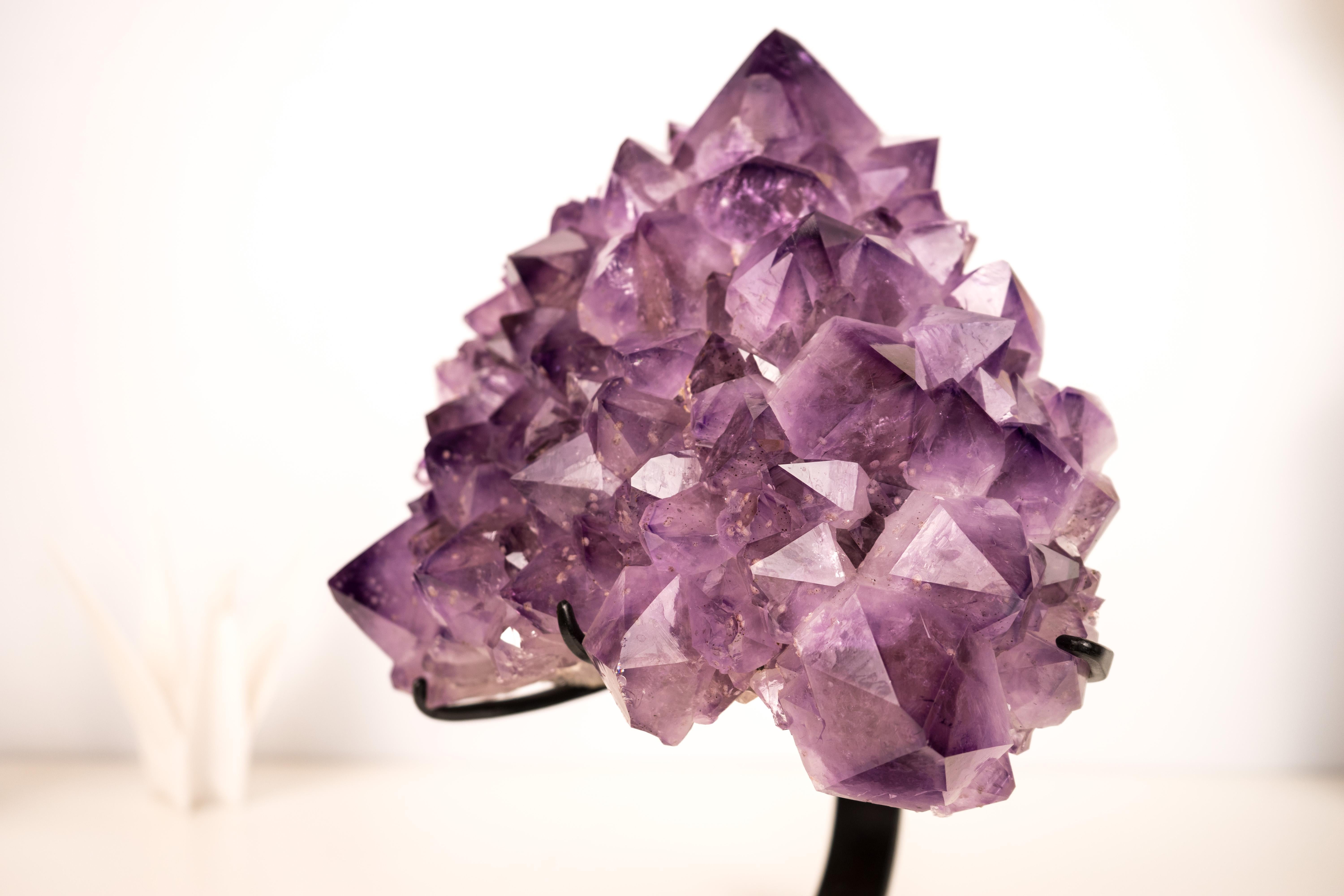 Seltener Amethyst-Blumen-Cluster mit großem, lavendelfarbenem und lila Amethyst im Angebot 2