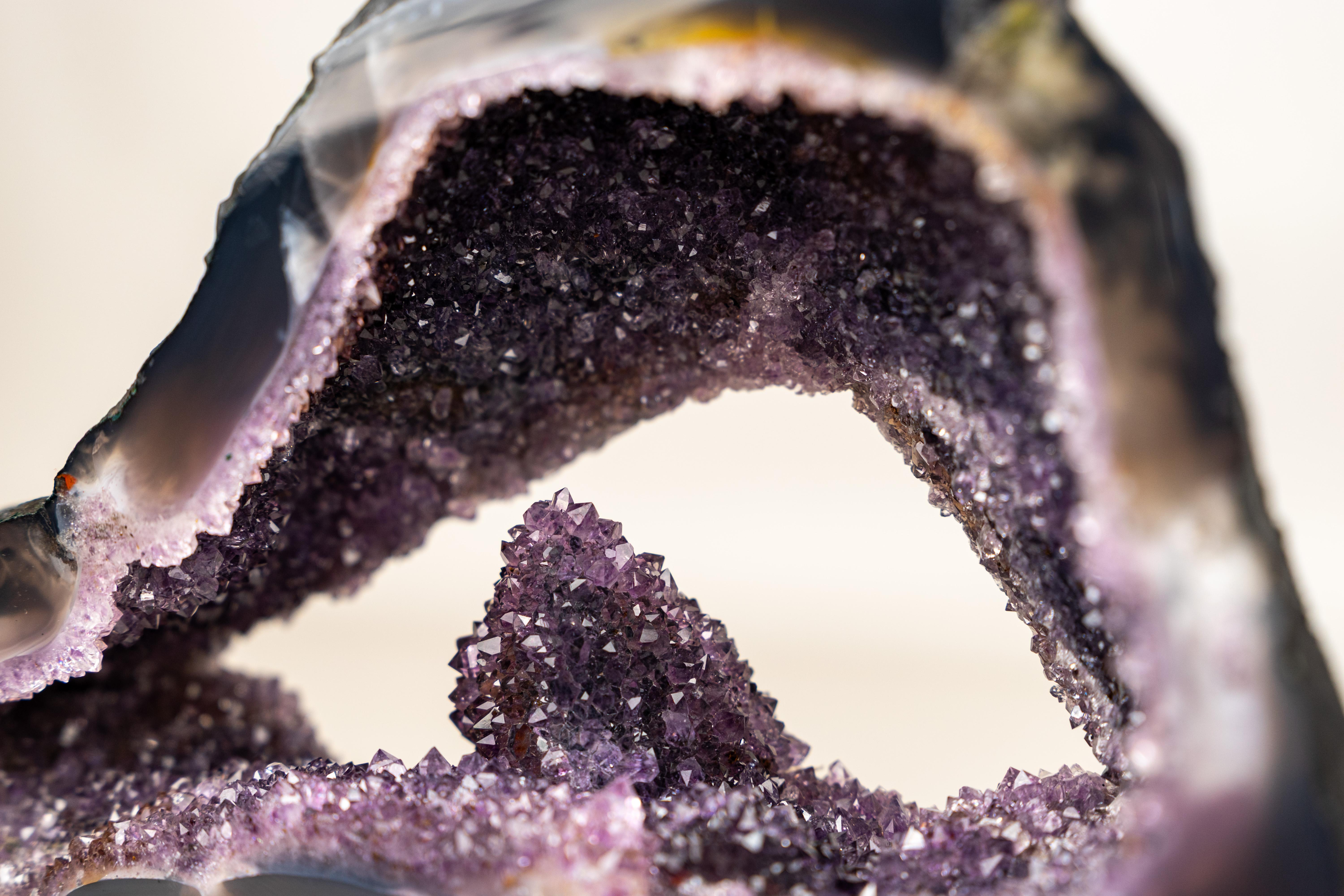 Rare Amethyst Geode with Calcite Crystal Formation In New Condition For Sale In Ametista Do Sul, BR