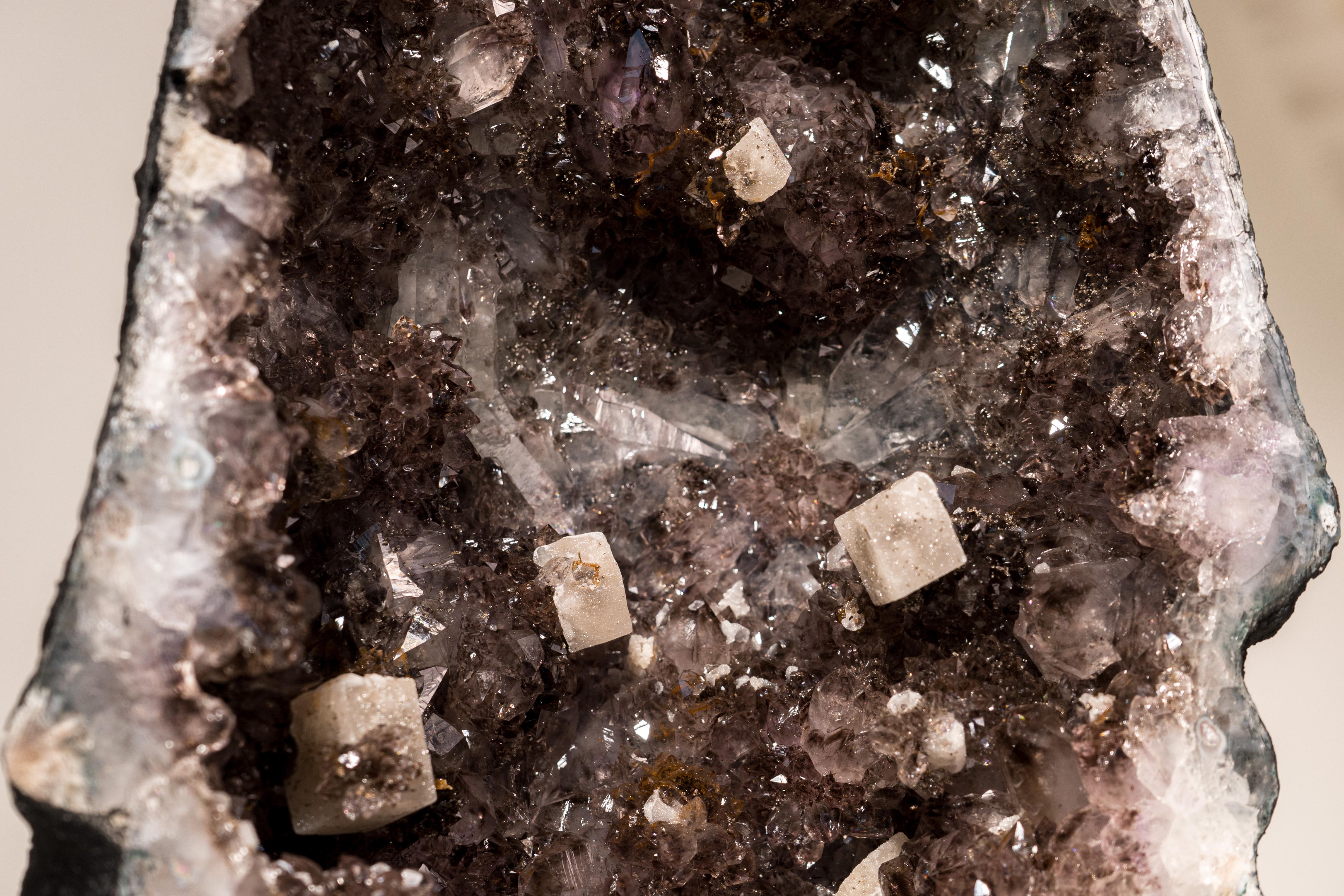 Rare Druzy d'améthyste géode avec calcite cubique et goethite dorée en vente 4