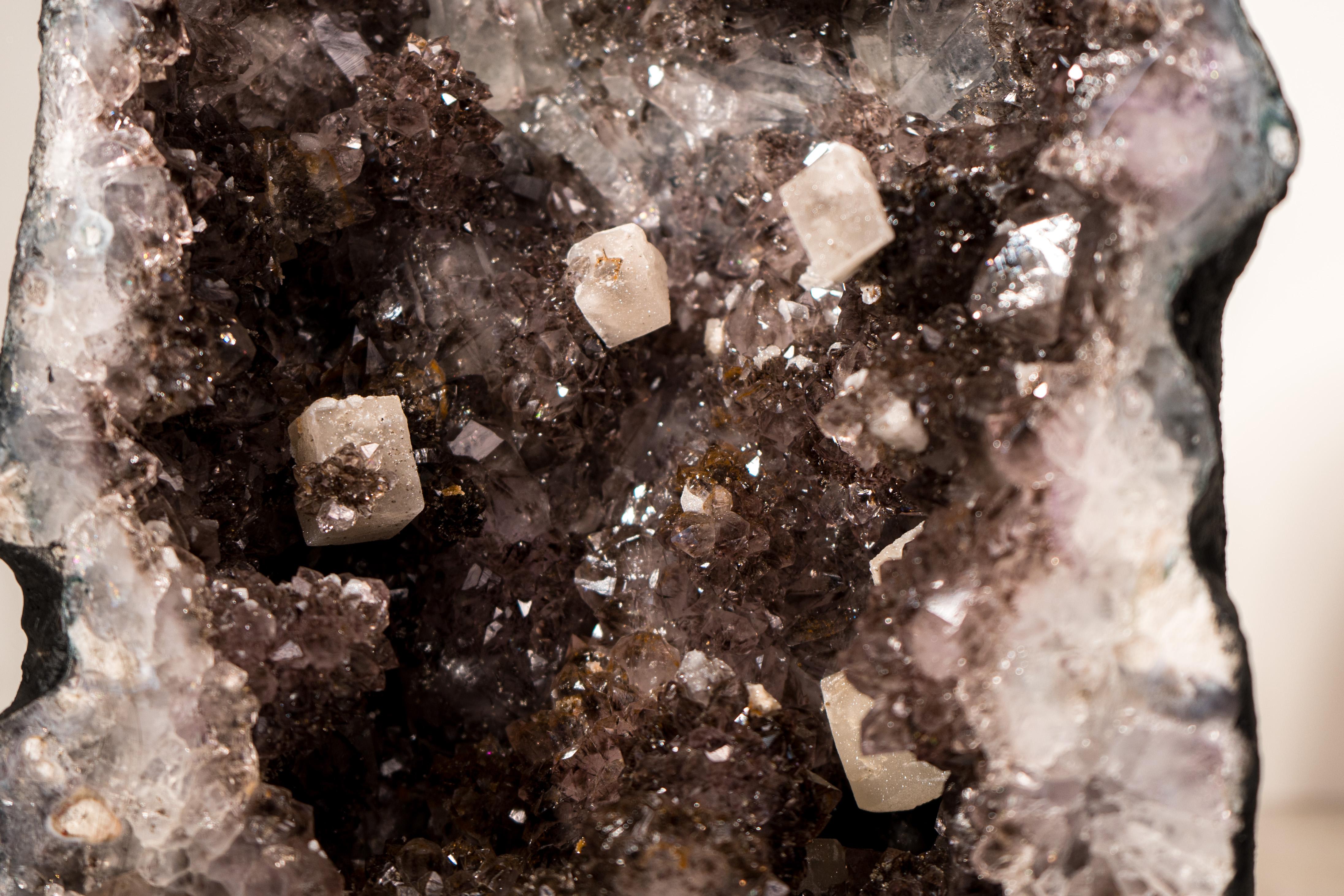 Rare Druzy d'améthyste géode avec calcite cubique et goethite dorée en vente 5