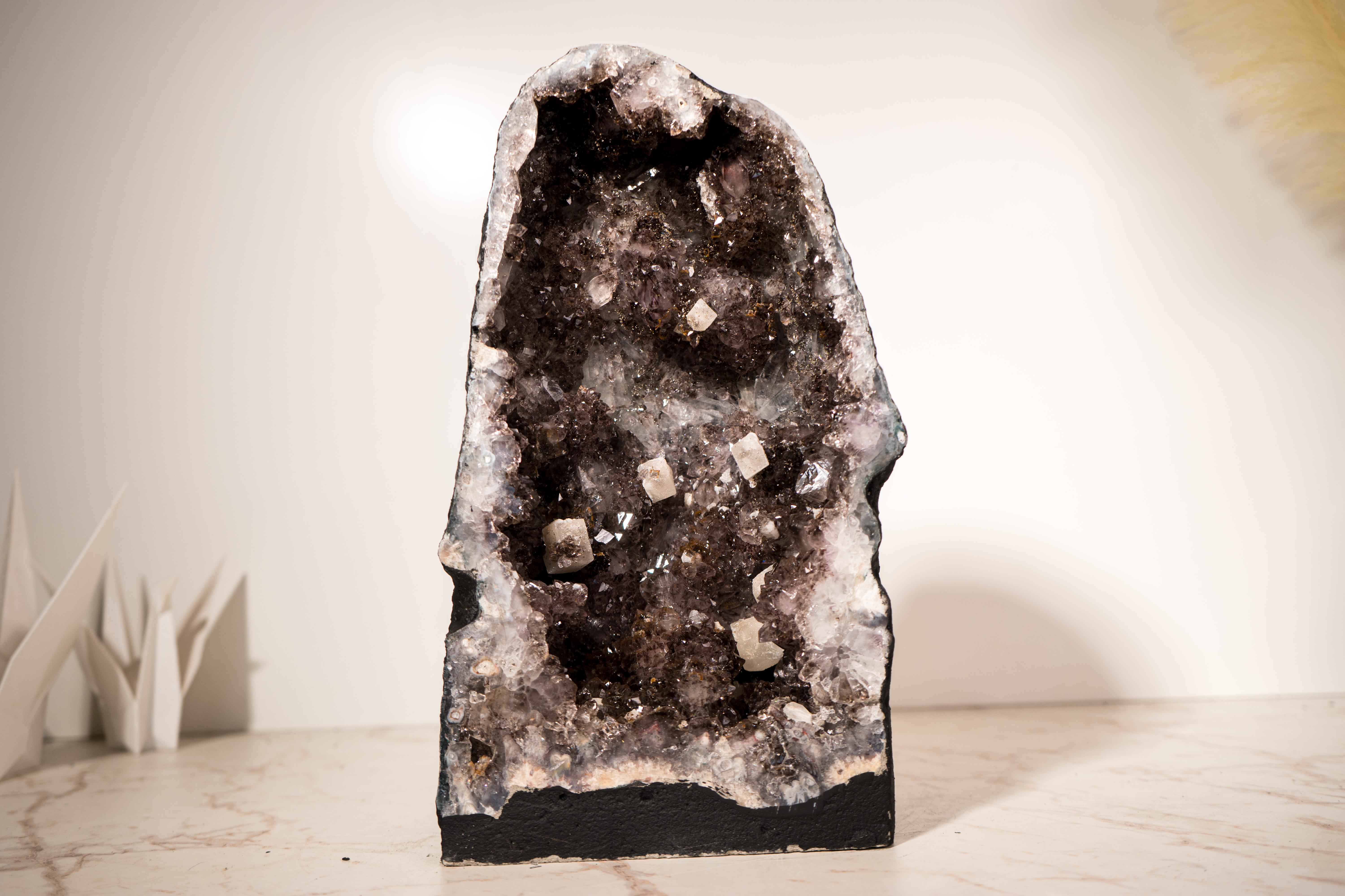 Brésilien Rare Druzy d'améthyste géode avec calcite cubique et goethite dorée en vente