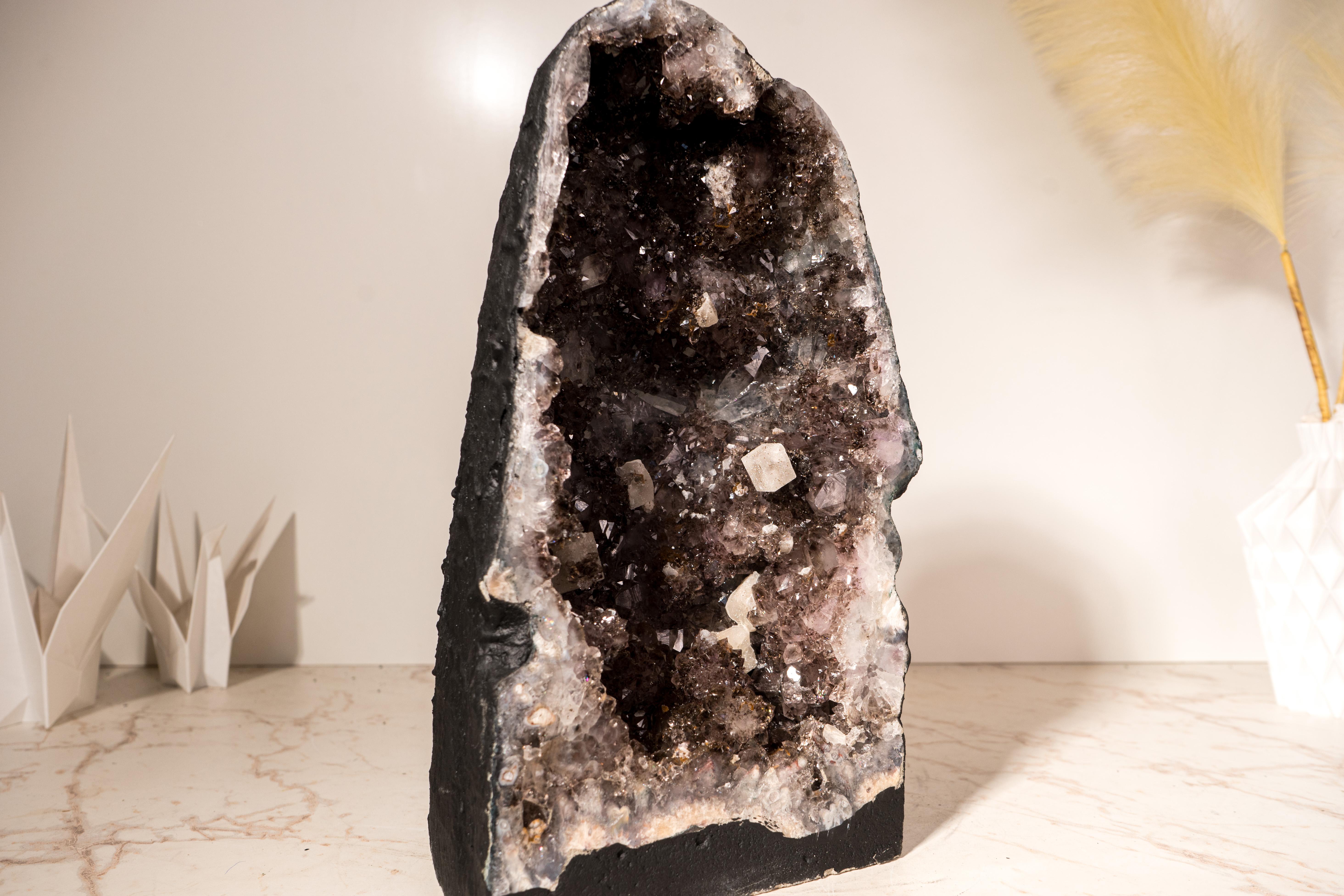 Rare Druzy d'améthyste géode avec calcite cubique et goethite dorée Neuf - En vente à Ametista Do Sul, BR