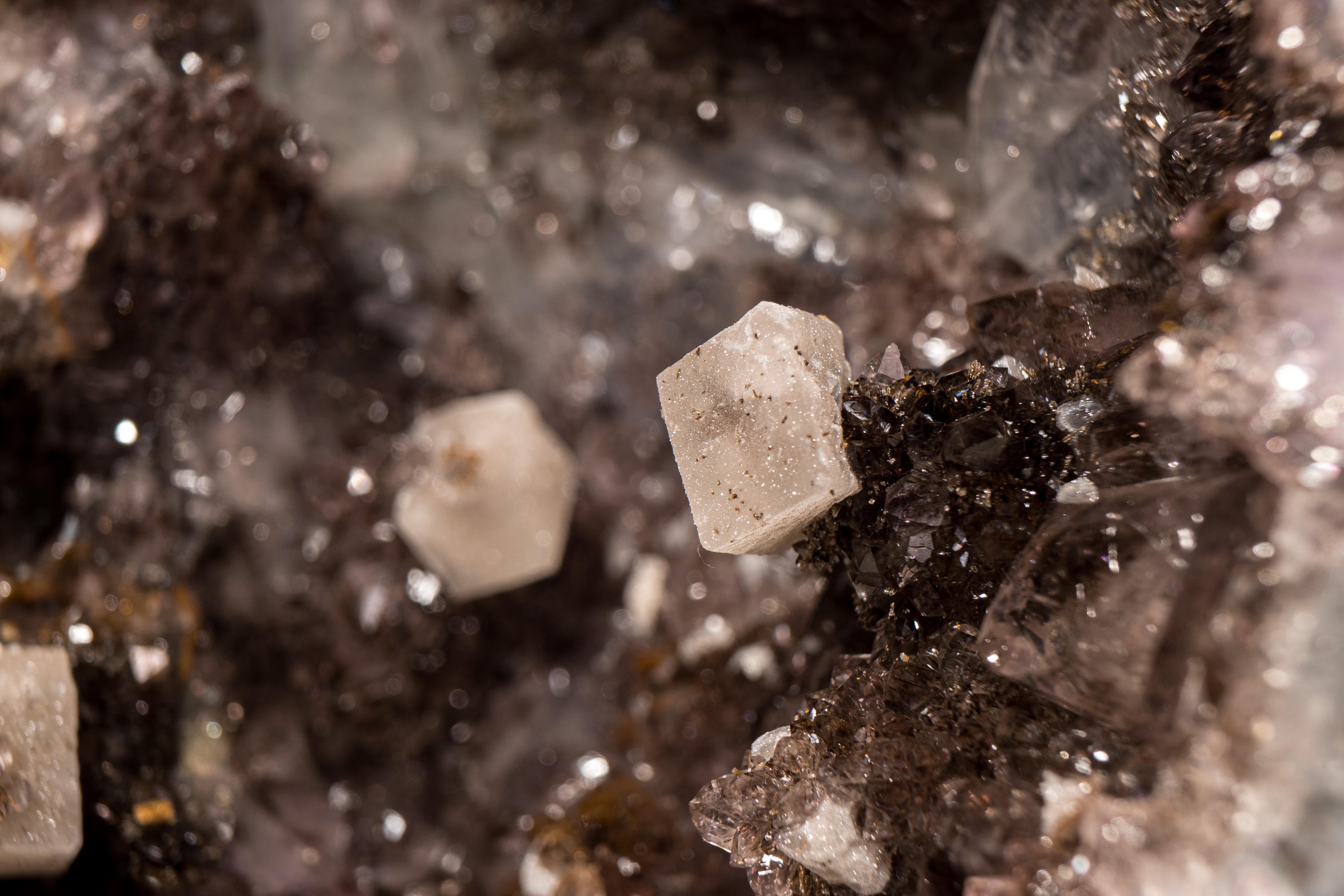 XXIe siècle et contemporain Rare Druzy d'améthyste géode avec calcite cubique et goethite dorée en vente