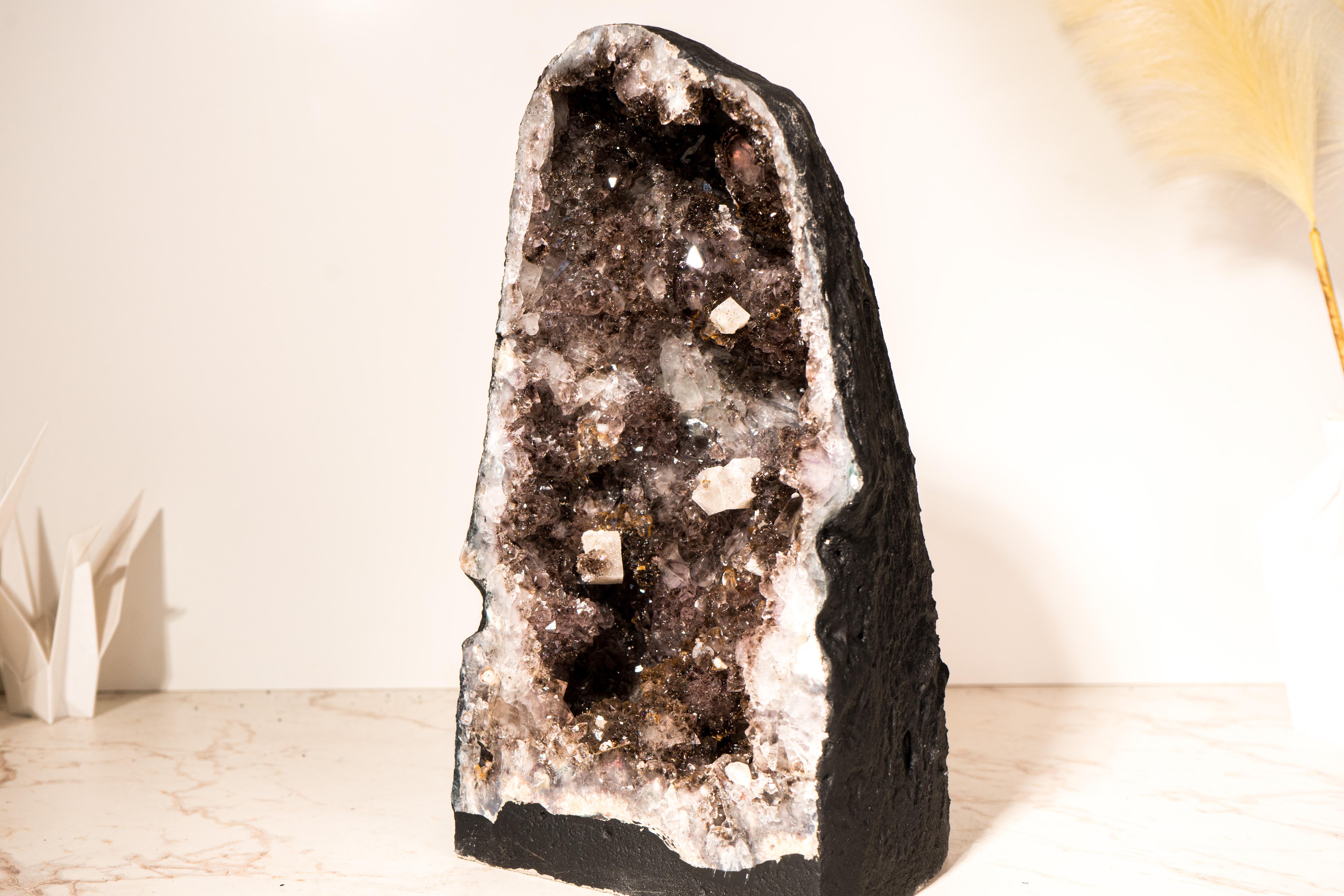 Cristal Rare Druzy d'améthyste géode avec calcite cubique et goethite dorée en vente