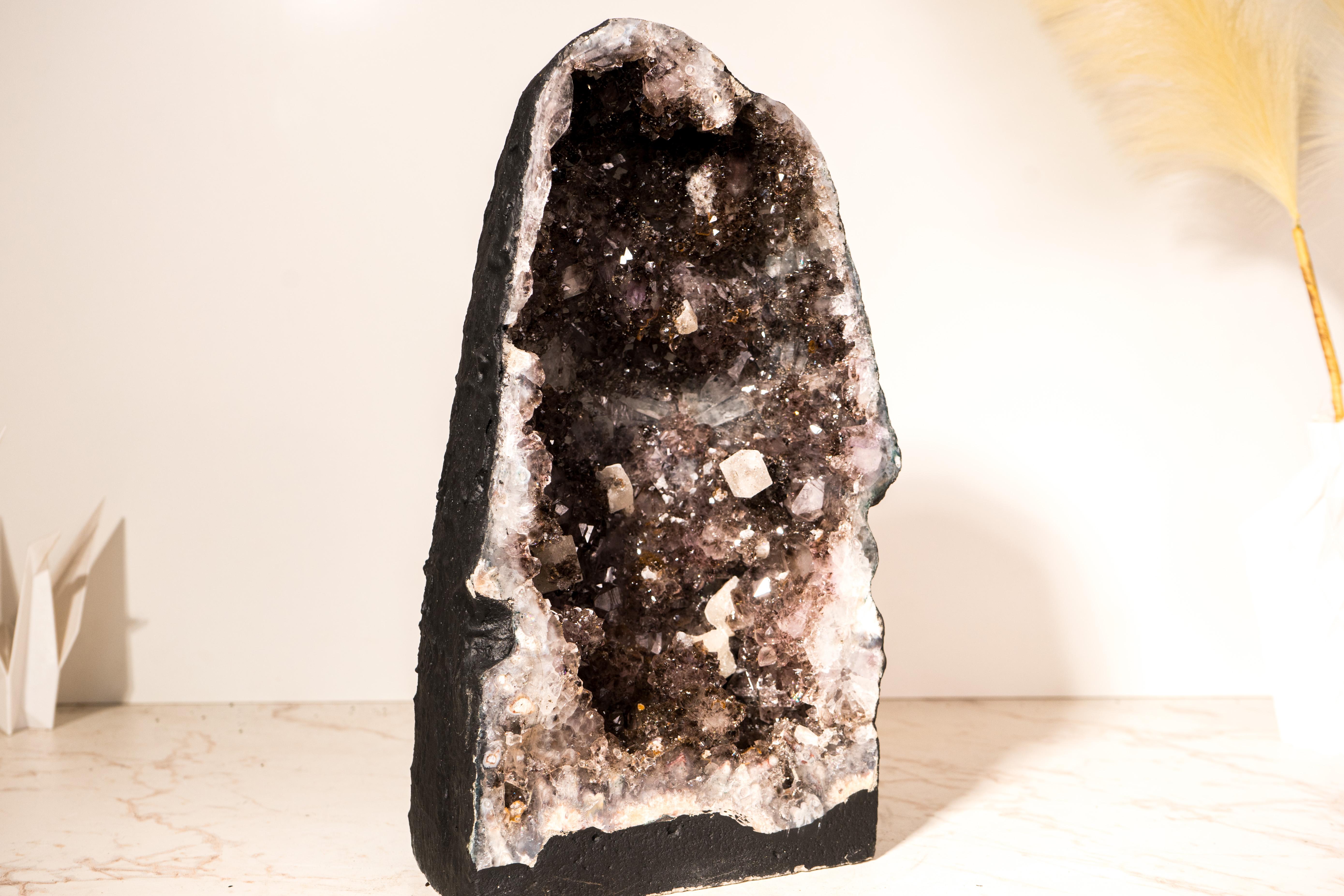 Rare Druzy d'améthyste géode avec calcite cubique et goethite dorée en vente 1