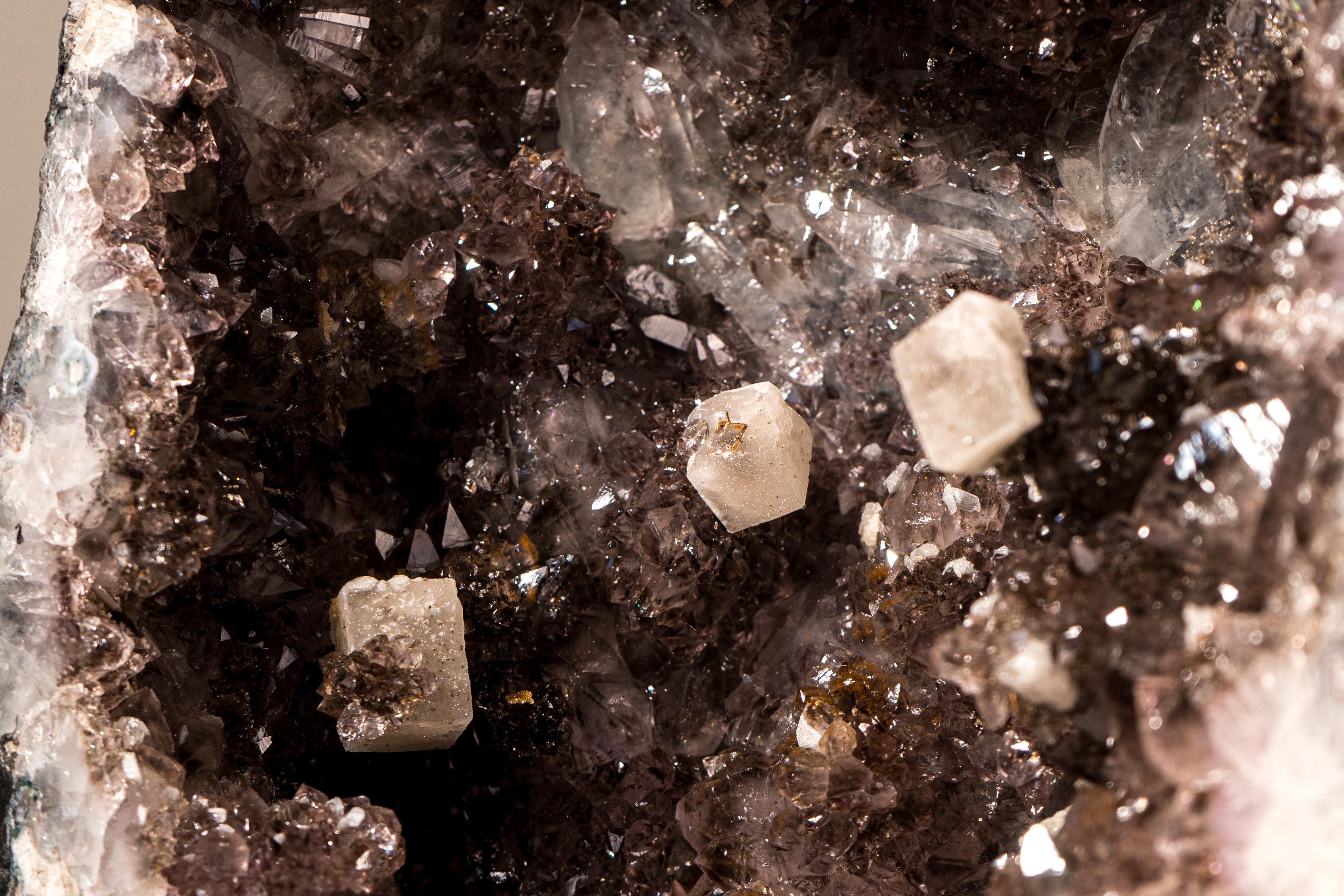 Rare Druzy d'améthyste géode avec calcite cubique et goethite dorée en vente 2