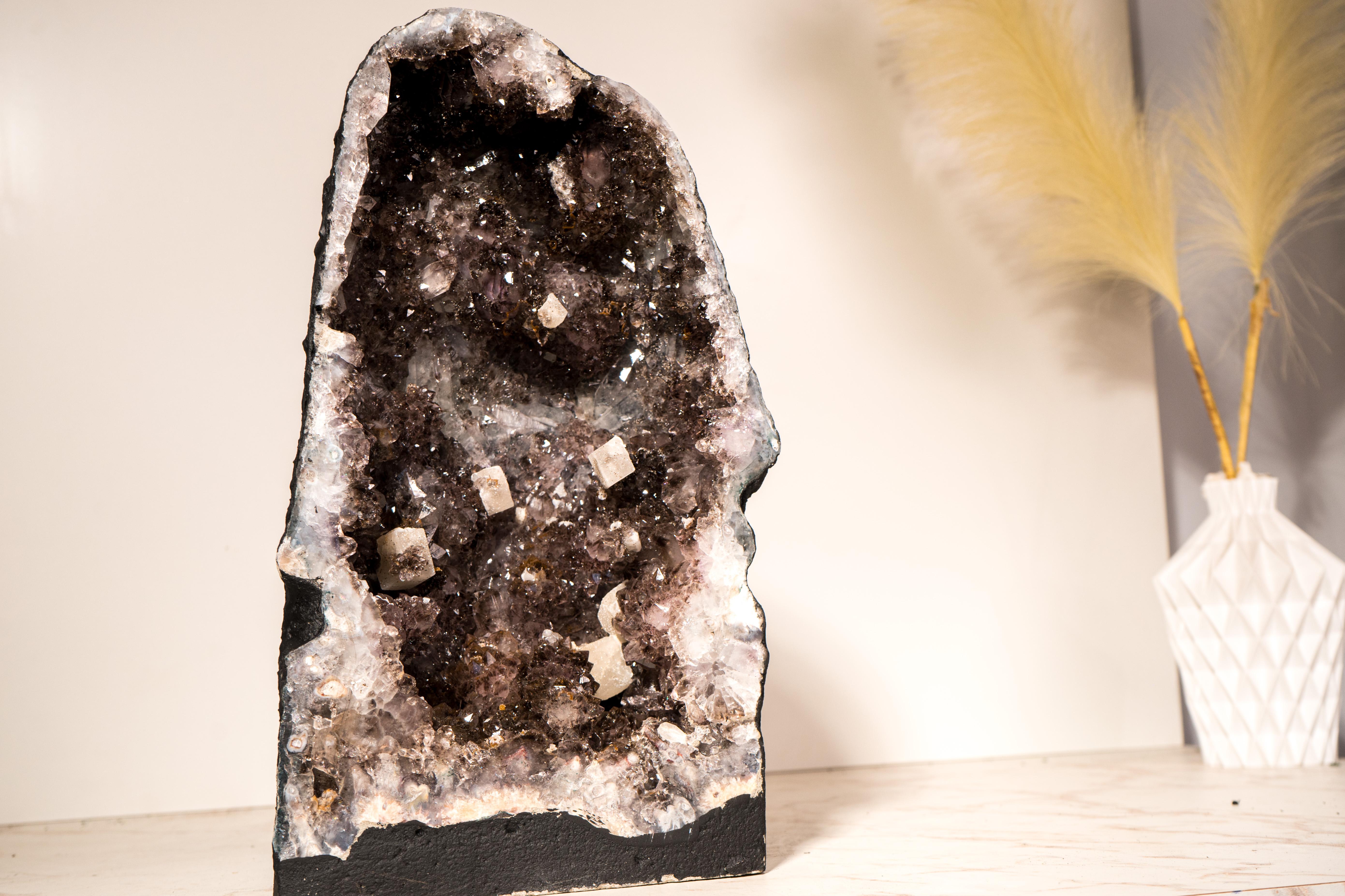Rare Druzy d'améthyste géode avec calcite cubique et goethite dorée en vente 3