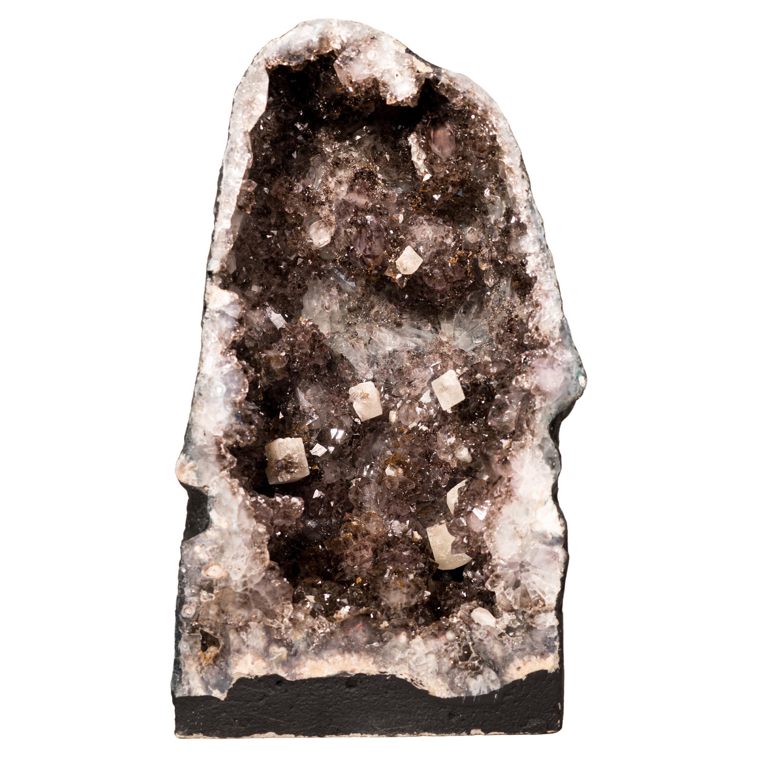Rara Geoda de Amatista con Calcita Cúbica y Drusa de Goethita Dorada