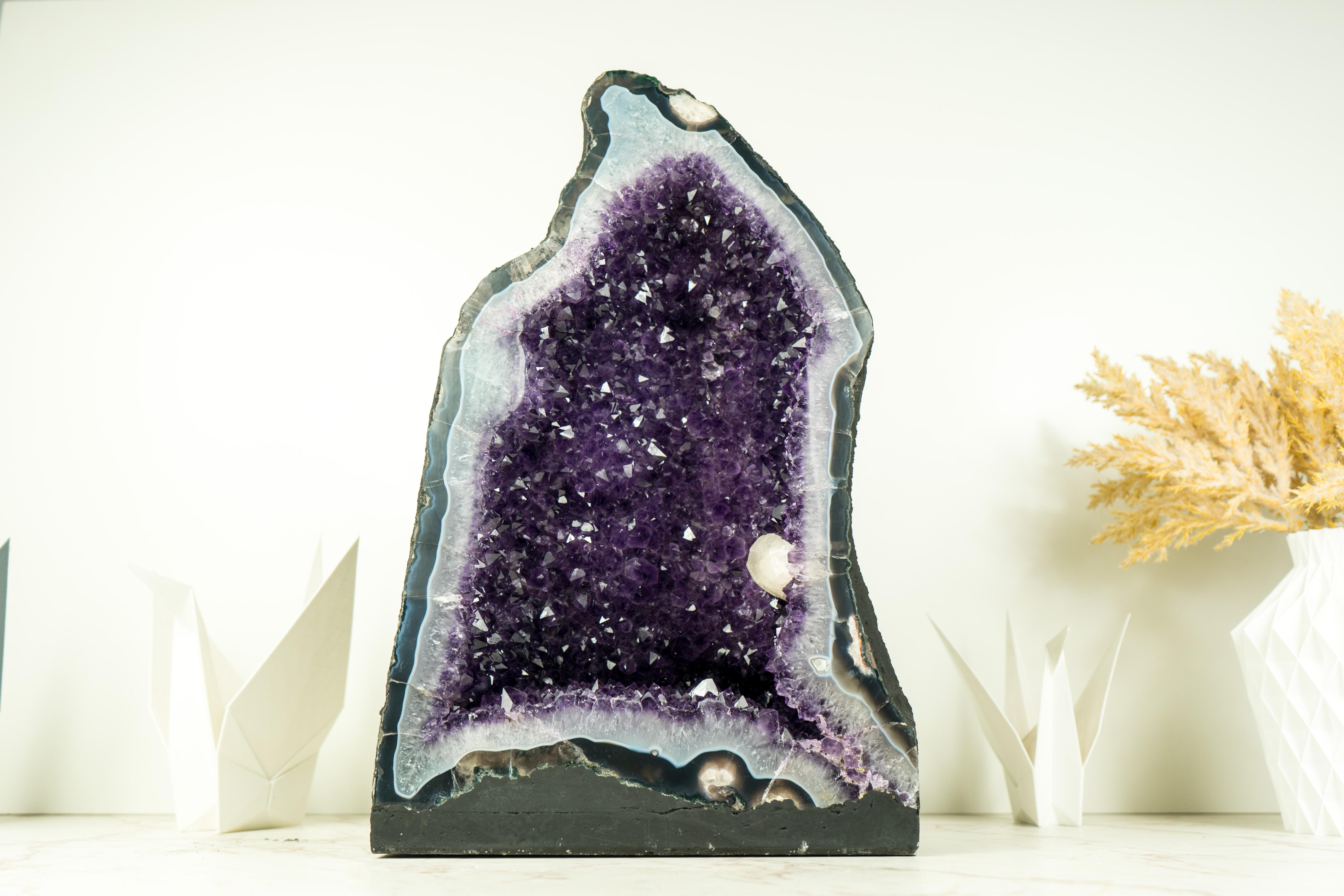 Raro geode di ametista con ametista viola intenso, agata blu e calcite in vendita 6