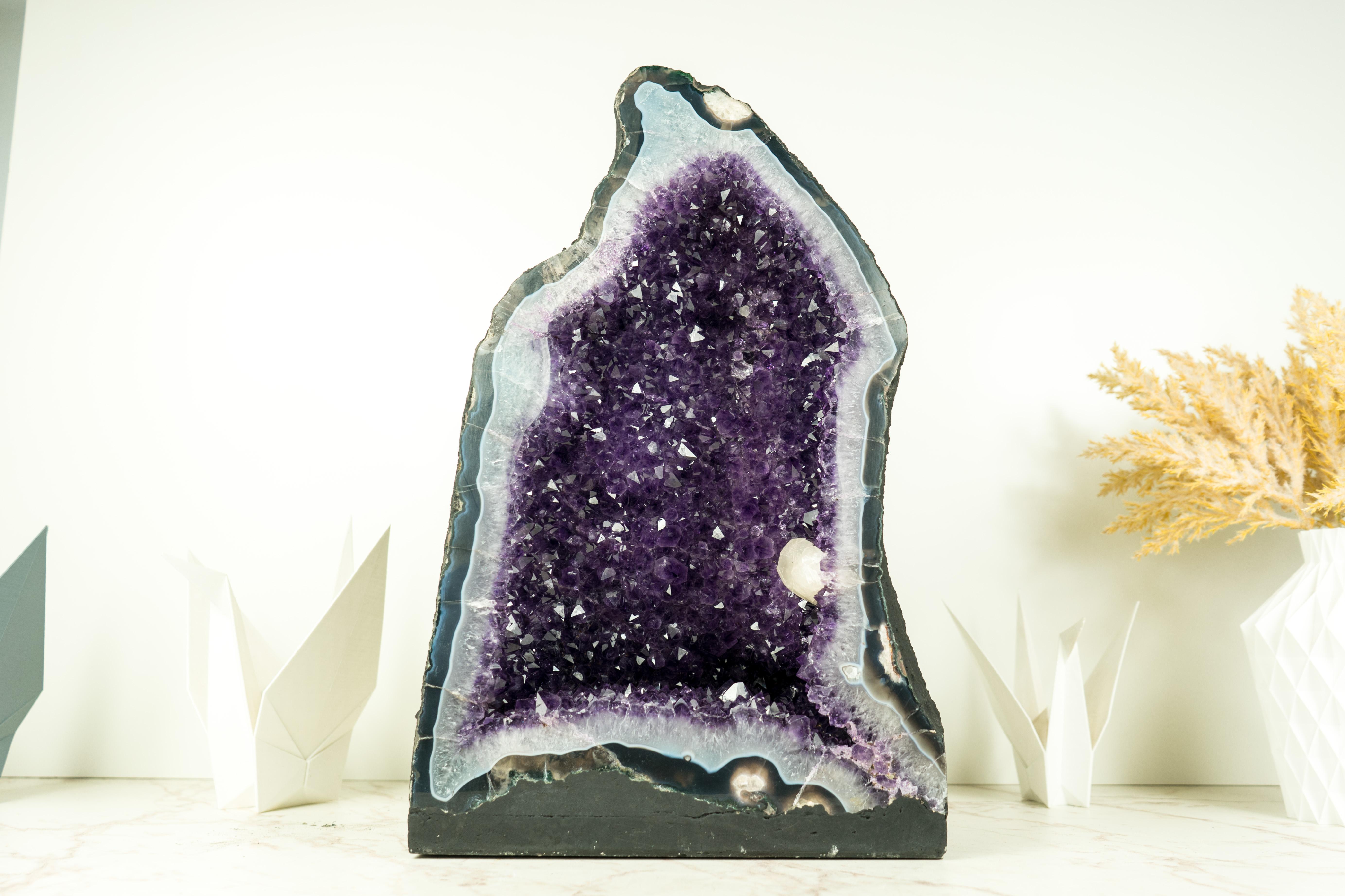 Brasiliano Raro geode di ametista con ametista viola intenso, agata blu e calcite in vendita