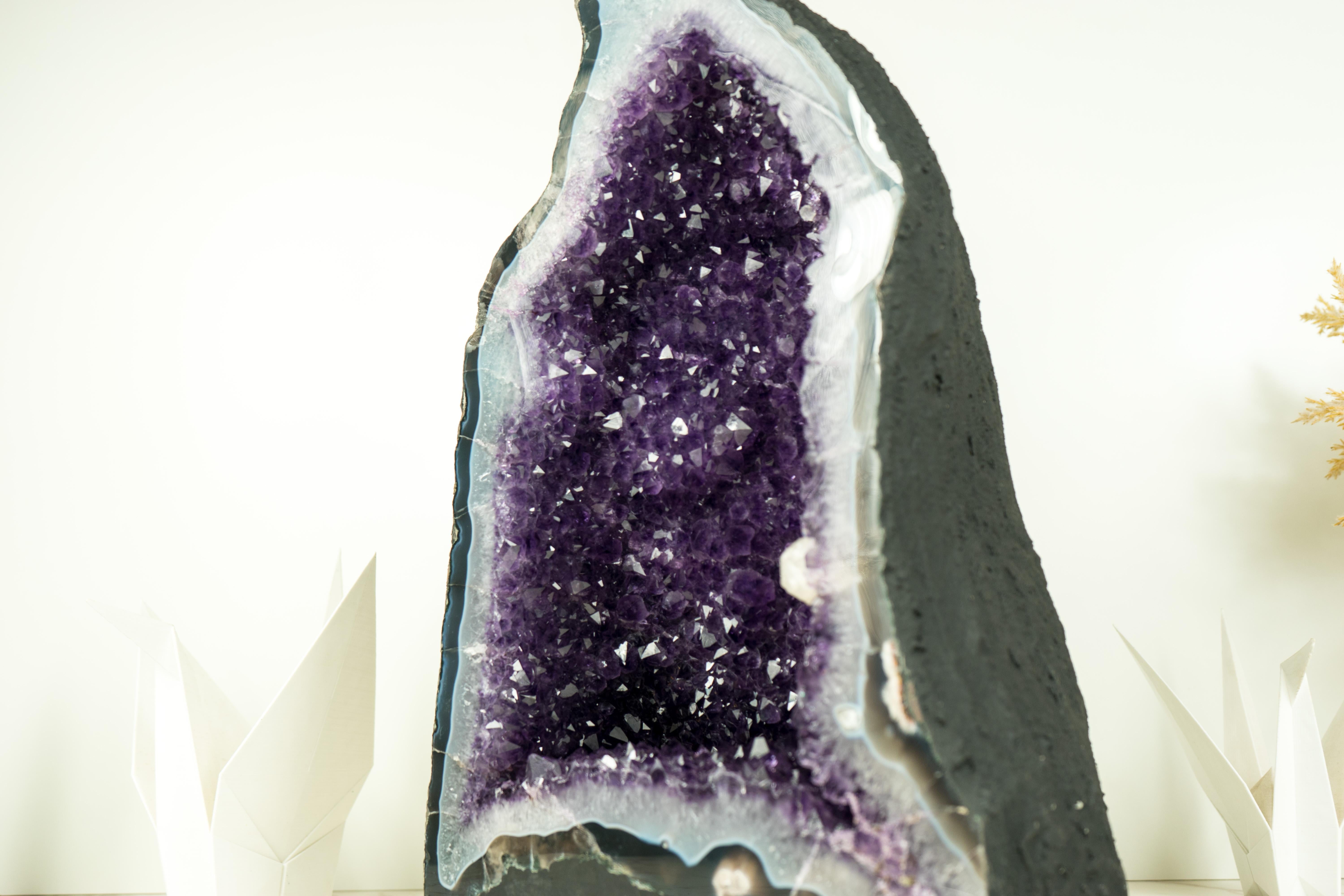 Rare Amethyst Geode with Deep Purple Amethyst, Blue Lace Agate, and Calcitcite In New Condition For Sale In Ametista Do Sul, BR
