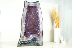 Seltener Amethyst-Geode mit lavendelfarbenem Amethyst und Landschaftslandschaft aus poliertem Rücken