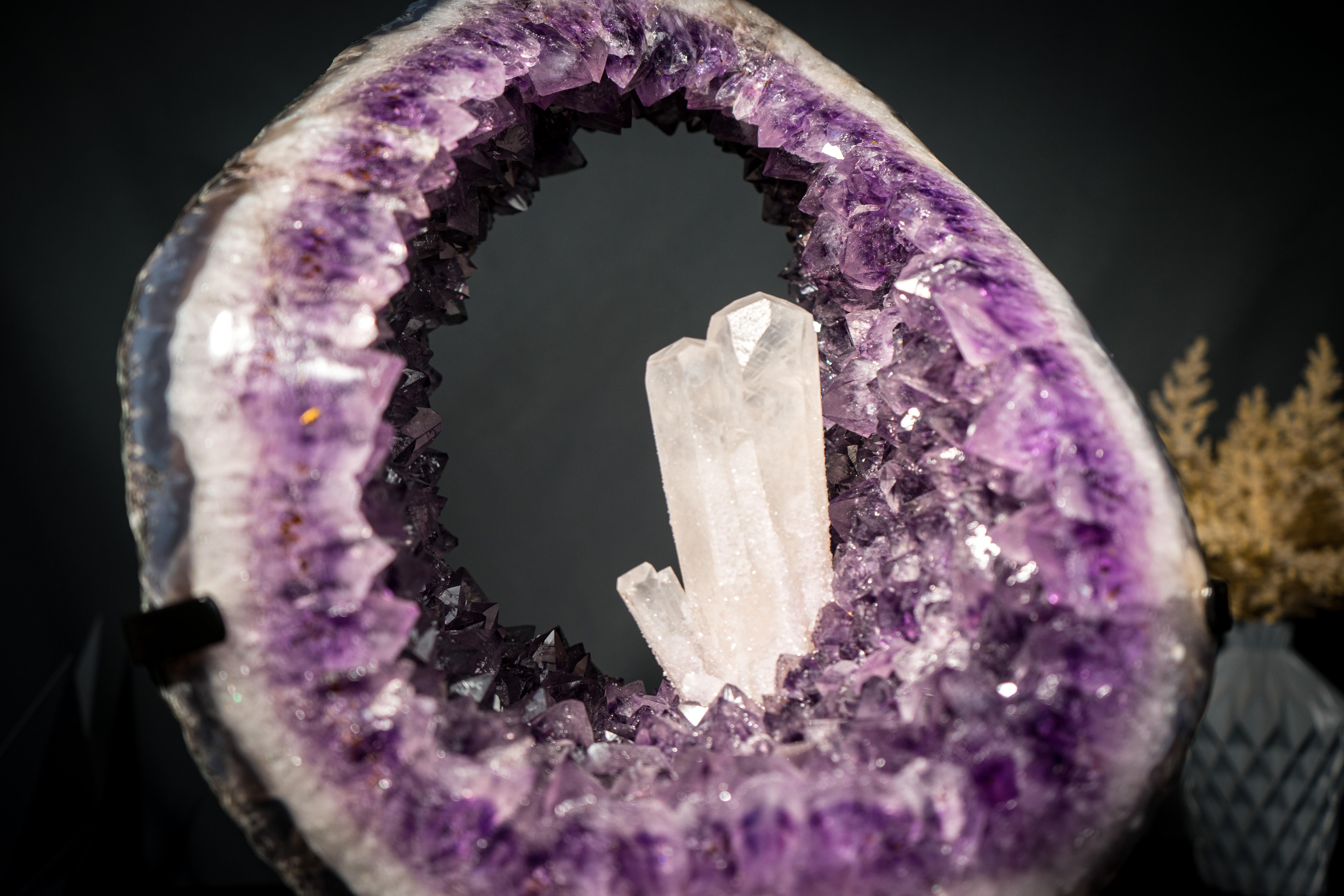 Rare Amethyst Portal Geode with Large, Undamaged Crystal Calcite In New Condition For Sale In Ametista Do Sul, BR