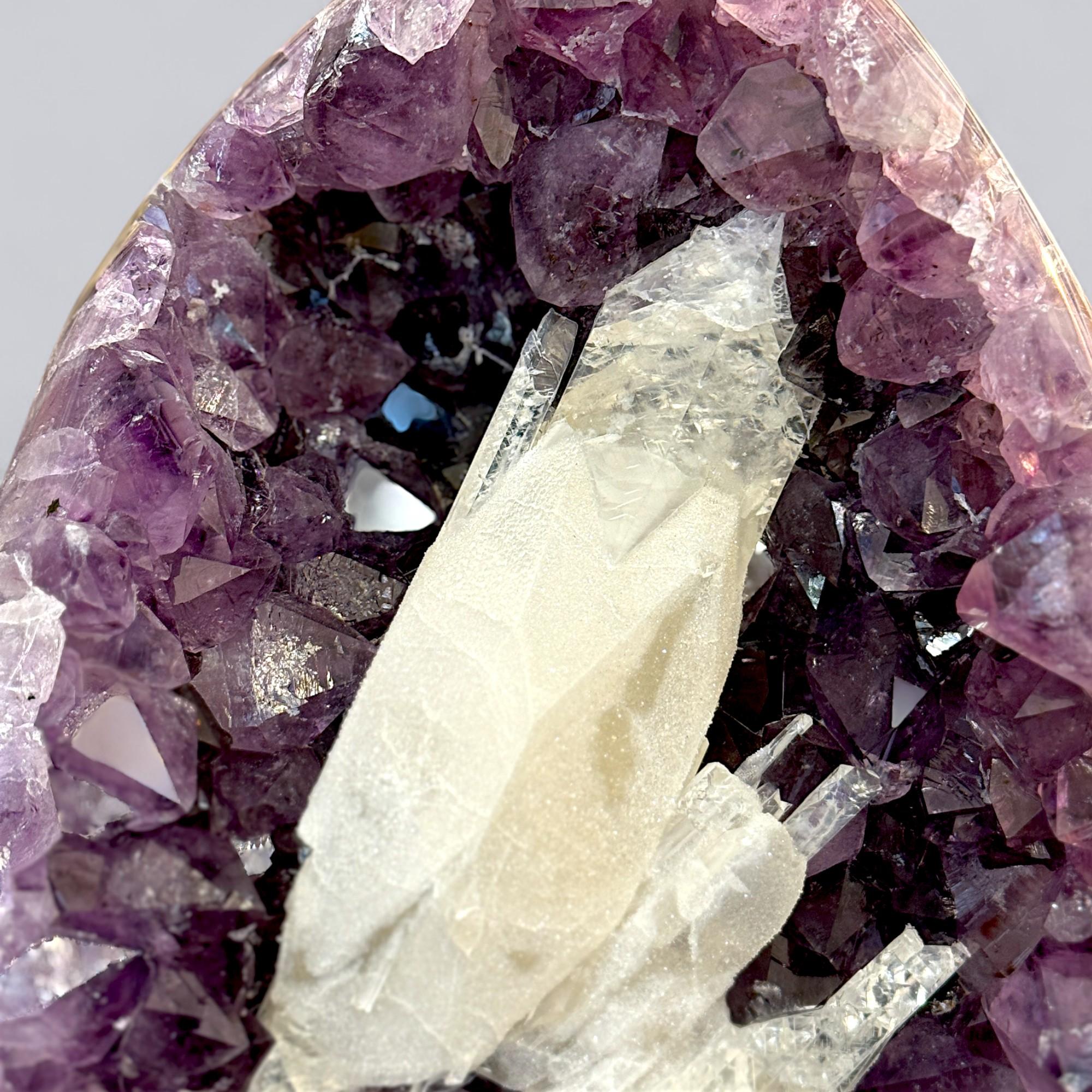 Raro espécimen de estalactita amatista con cristales de calcita - Uruguay siglo XVIII y antes en venta