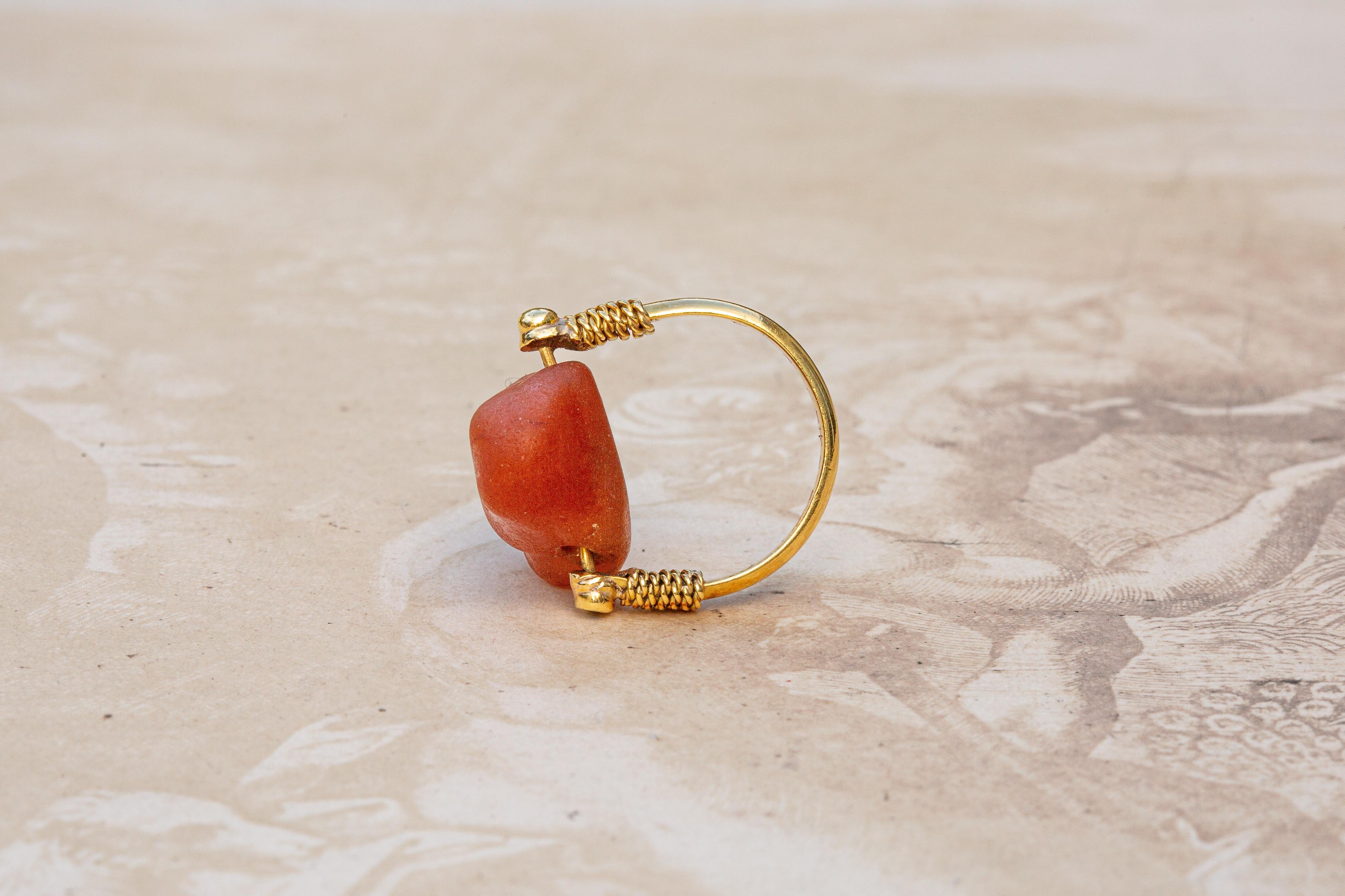 Rare Ancient Egyptian Carved Carnelian Frog Amulet Swivel Ring 18th Dynasty In Good Condition For Sale In London, GB