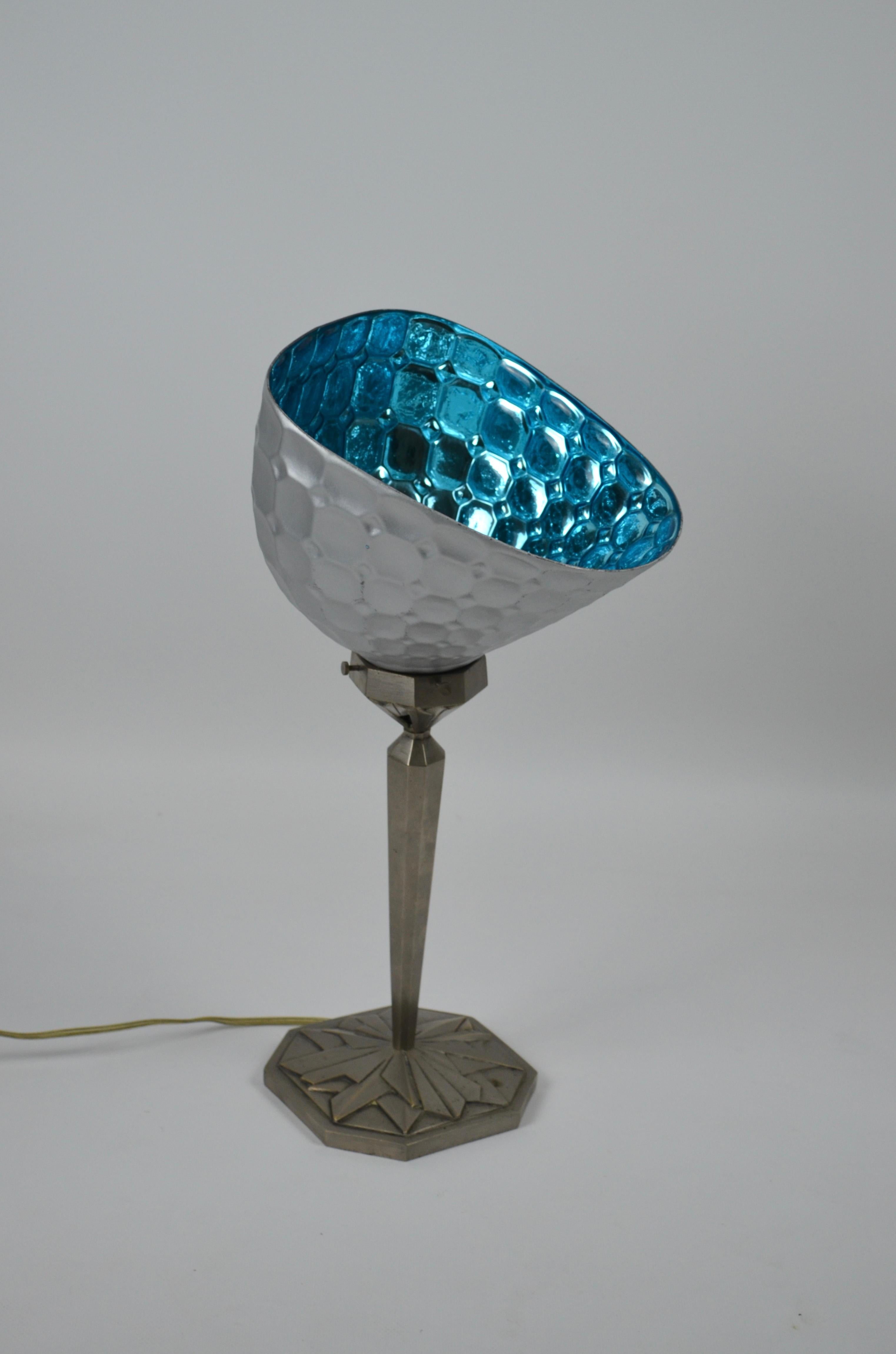 Lampe étonnante fabriquée par le fabricant de lampes français Ilrin dans les années 20.

Incroyable lampe art déco du célèbre fabricant français Ilrin, années 20/30.

Il est composé d'un pied en bronze richement décoré, correspondant au modèle 128