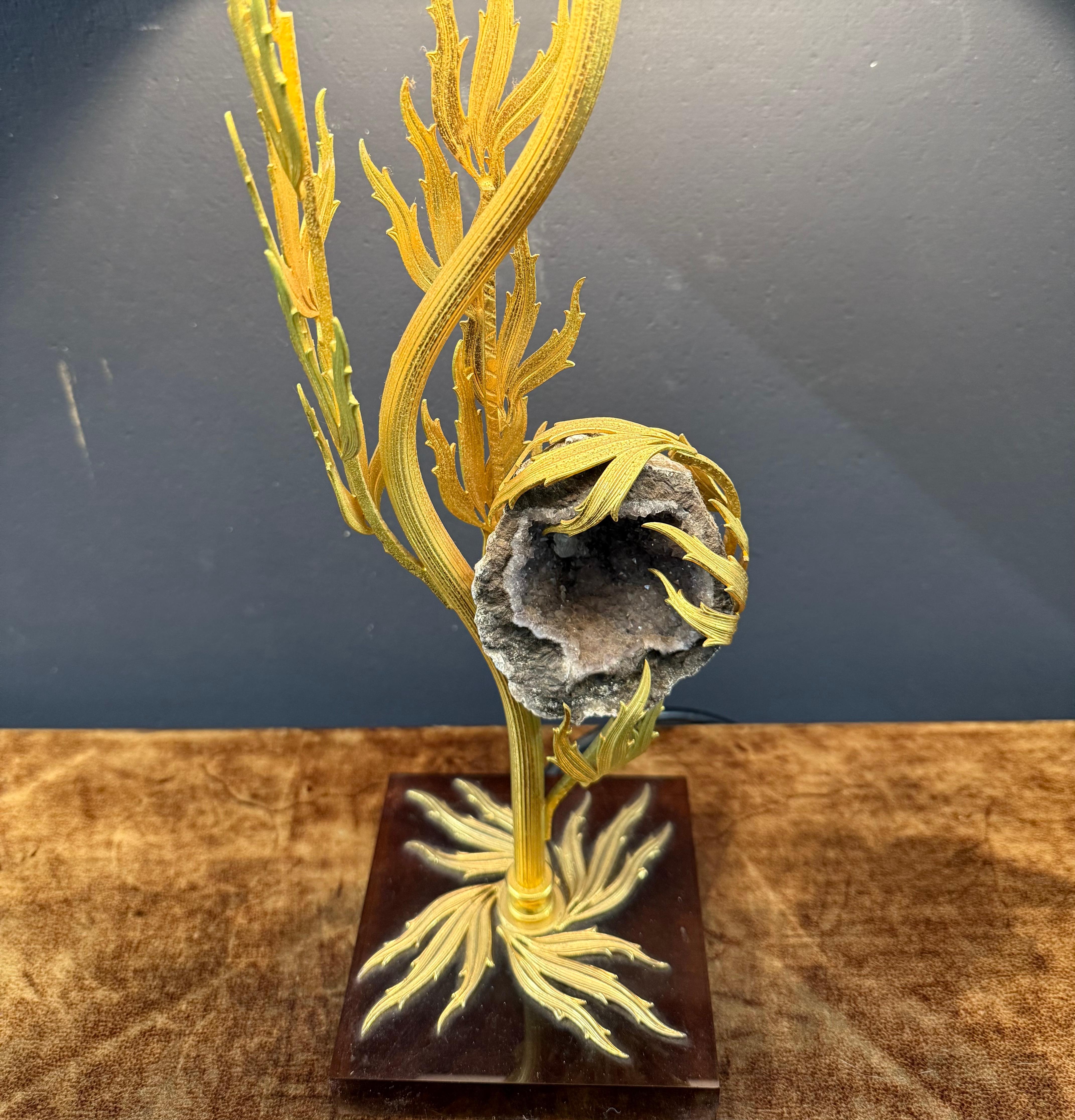 magnifique lampe de table. base en acrylique, flammes en laiton autour d'une agate et lumière sur le dessus.