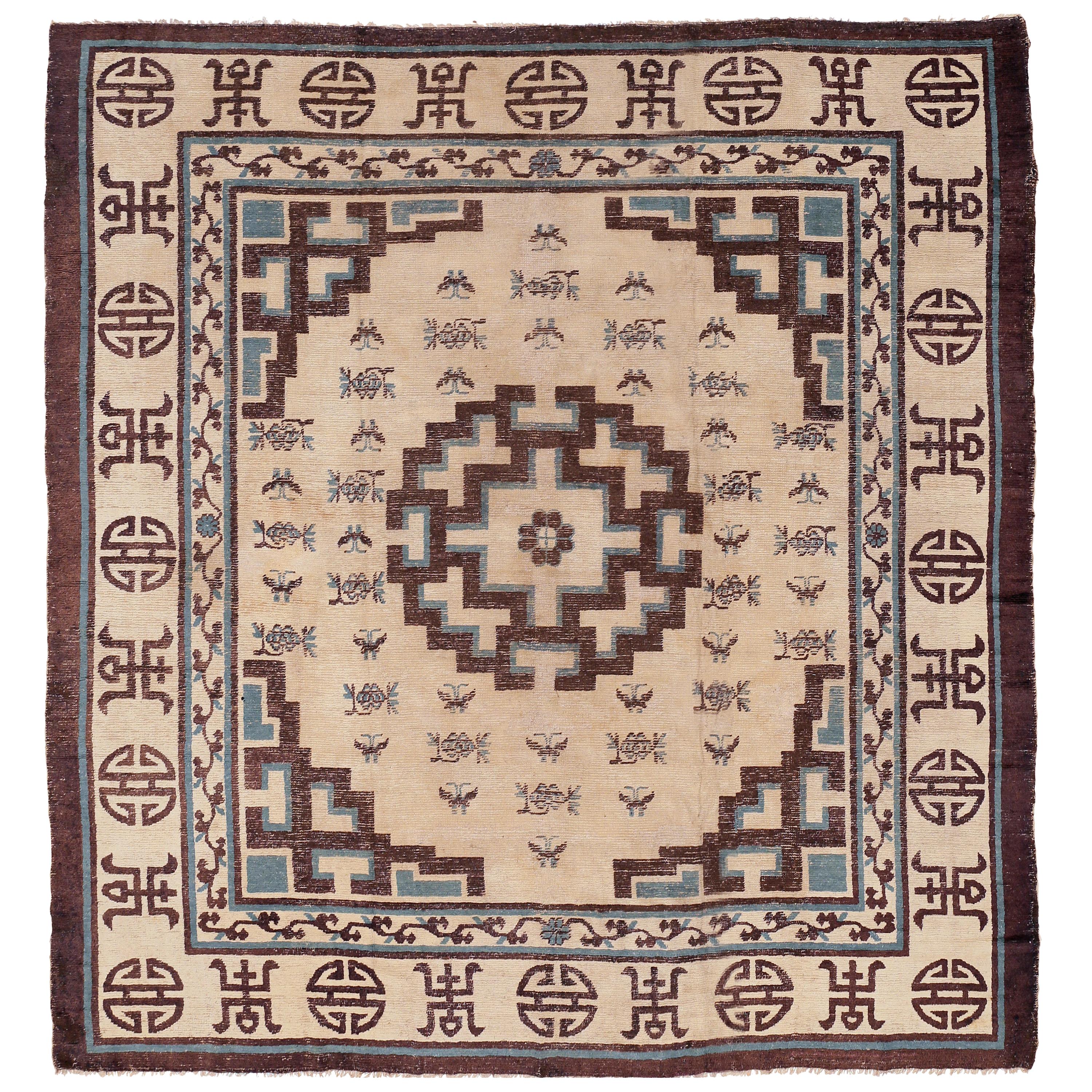 Seltener und antiker geometrischer elfenbeinfarbener mongolischer Teppich in Elfenbein im Angebot