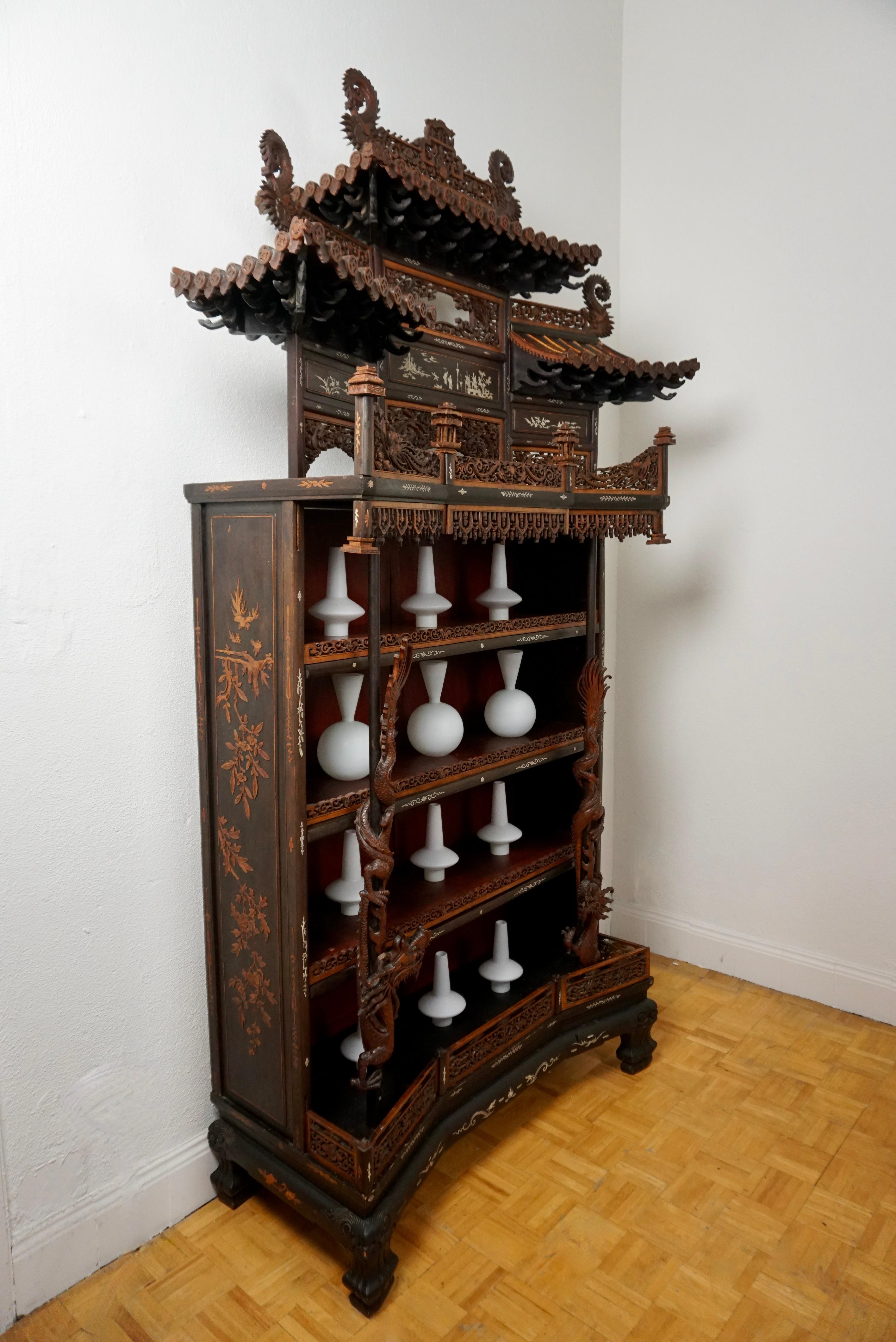 En bois sculpté, avec des clôtures transparentes et des panneaux à enroulements, deux dragons à l'avant et des toits de pagode au sommet.
Une belle réalisation du sculpteur sur bois et fabricant de meubles chinois de la fin du 19e siècle et