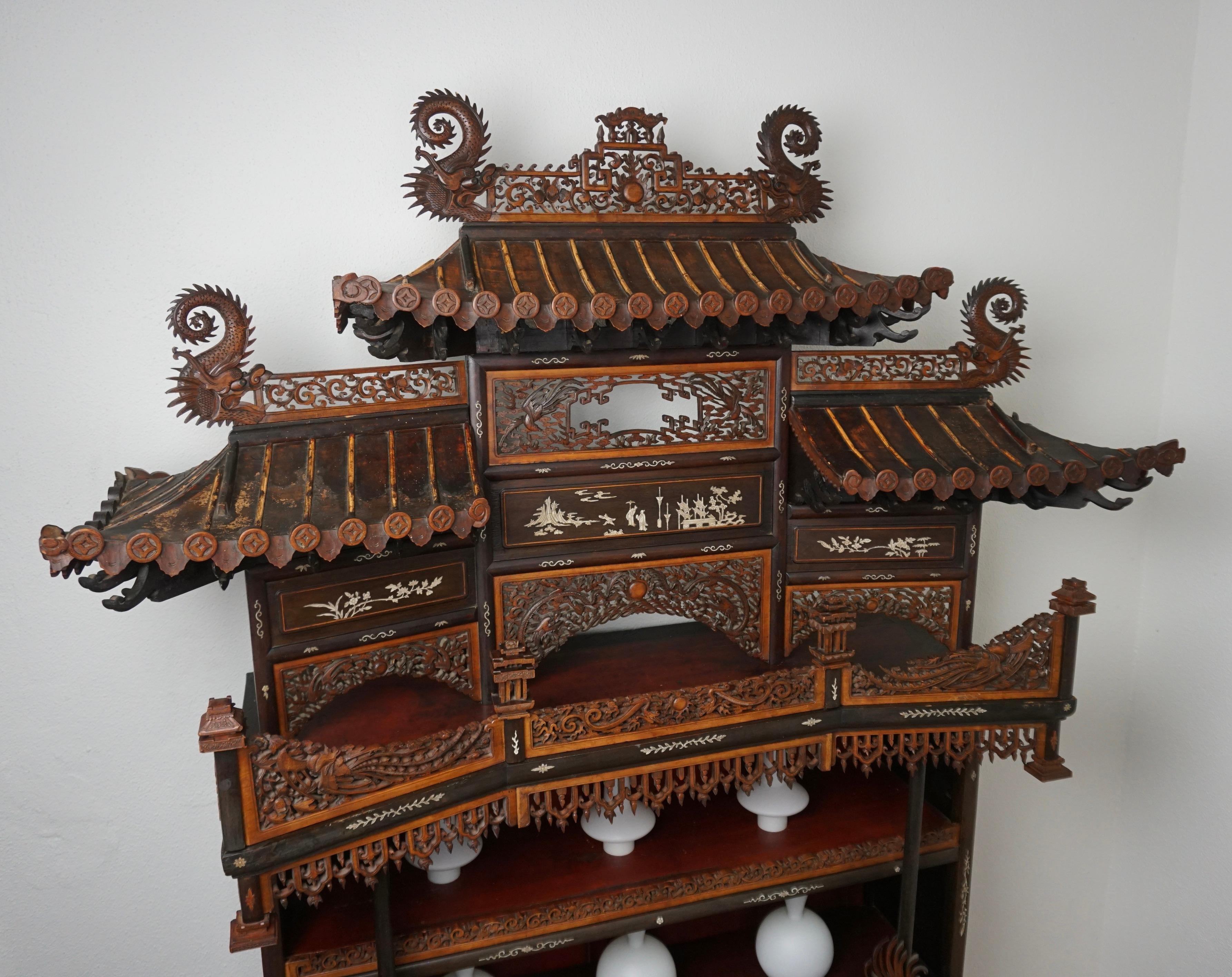 Exportation chinoise Rare et magnifique vitrine architecturale en Pagode, Chine en vente