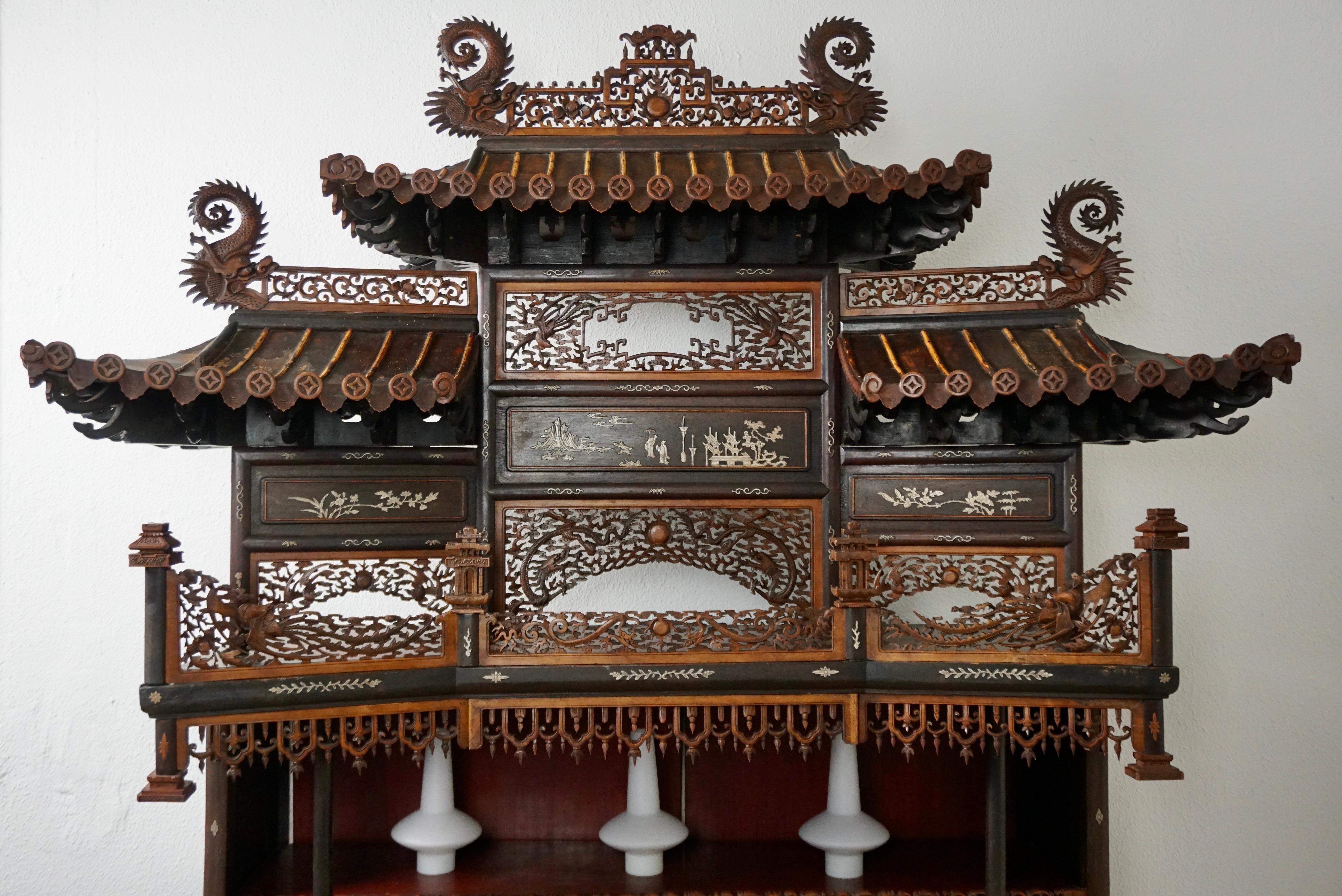 Sculpté Rare et magnifique vitrine architecturale en Pagode, Chine en vente